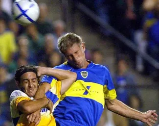Germán Rivarola lucha un balón con Martín Palermo. (Getty Images).