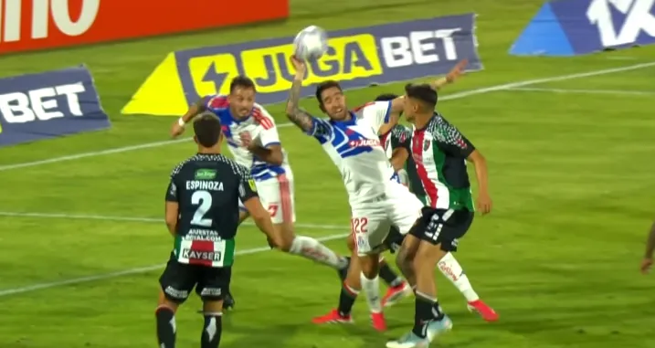 El gol de Charles Aránguiz en la U fue anulado por esta mano previa de Matías Zaldivia. Foto: TNT Sports.