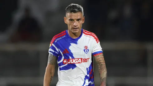 Charles Aránguiz pudo darle el triunfo a la U pero se lo anularon.