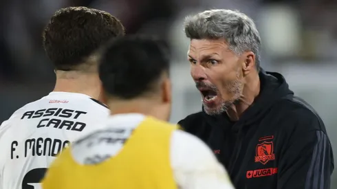Fernando Ortiz celebró así el gol de Colo Colo con Víctor Felipe Méndez, autor del pase a Cuevas que abrió a La Calera.