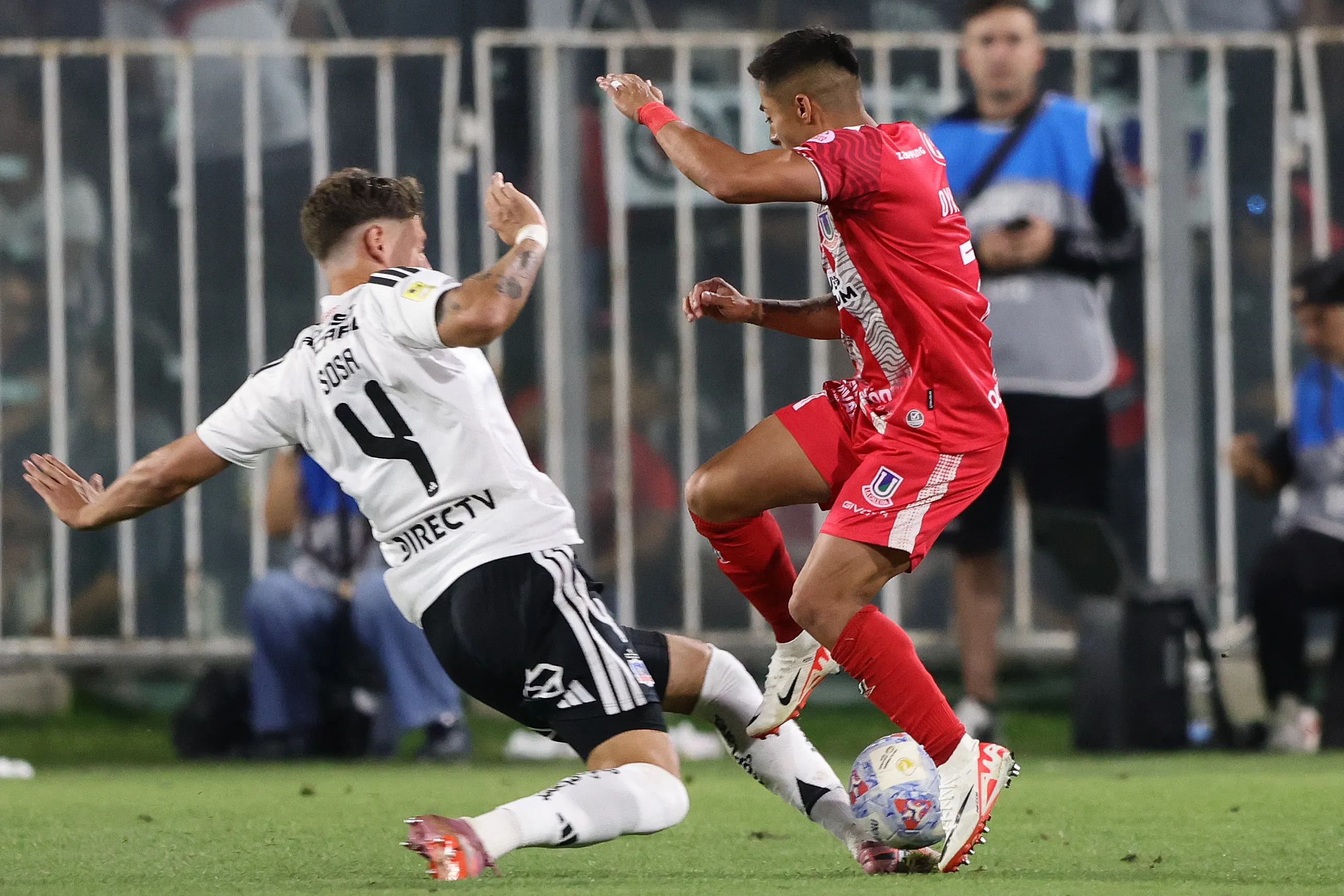 Joaquín Sosa lucha un balón con Bayron Oyarzo en el triunfo albo ante La Calera. (Felipe Zanca/Photosport).
