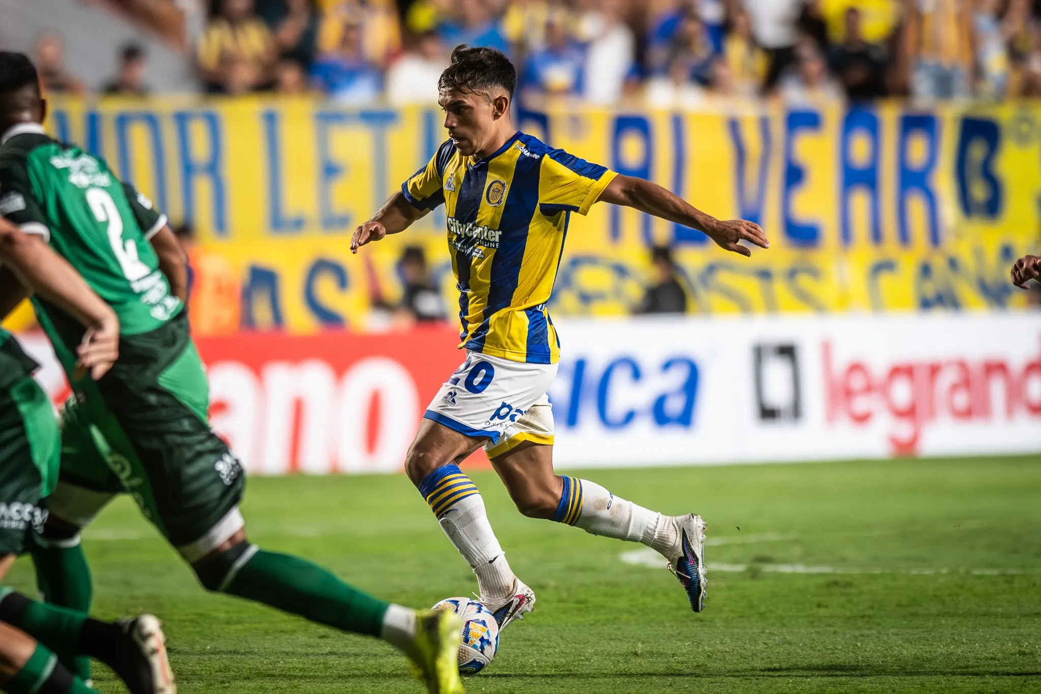 Vicente Pizarro jugando en Argentina. Foto: Rosario Central