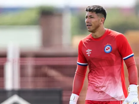 "Arquero de equipo grande": locura argentina por Brayan Cortés