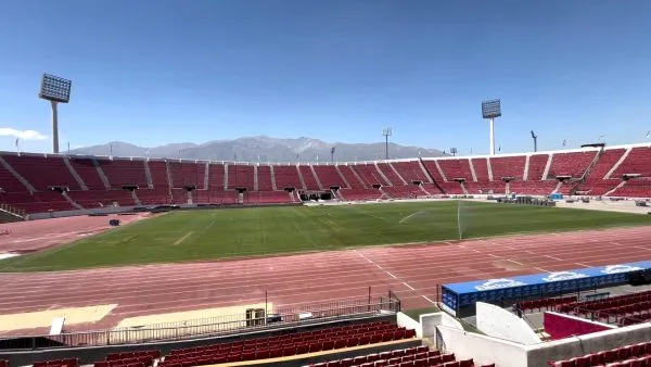 Así se trabaja en la cancha del Estadio Nacional. Foto: IND.