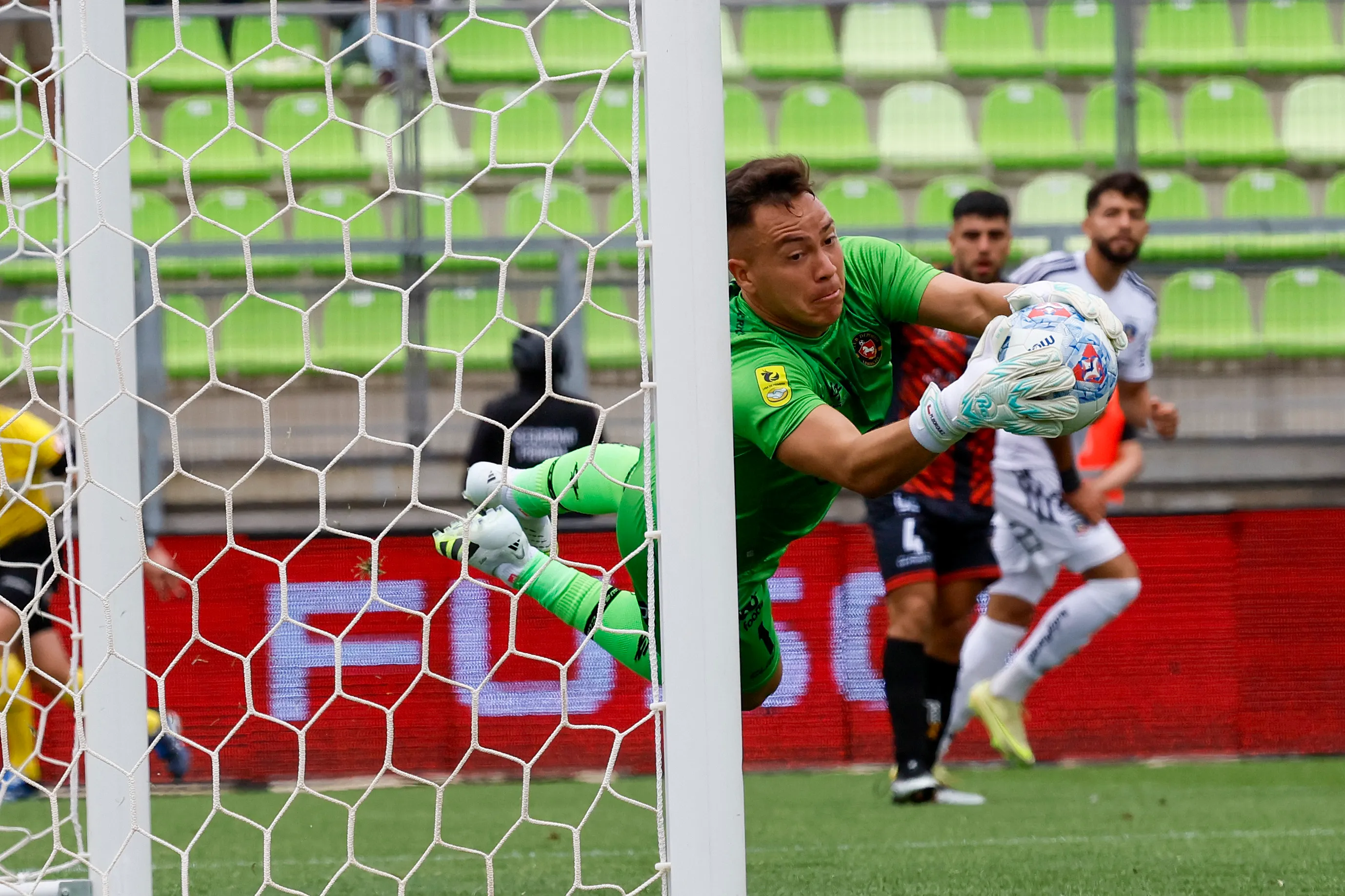 Matías Bórquez en acción en la clara victoria de Limache frente a Colo Colo en Valparaíso. (Andres Pina/Photosport).