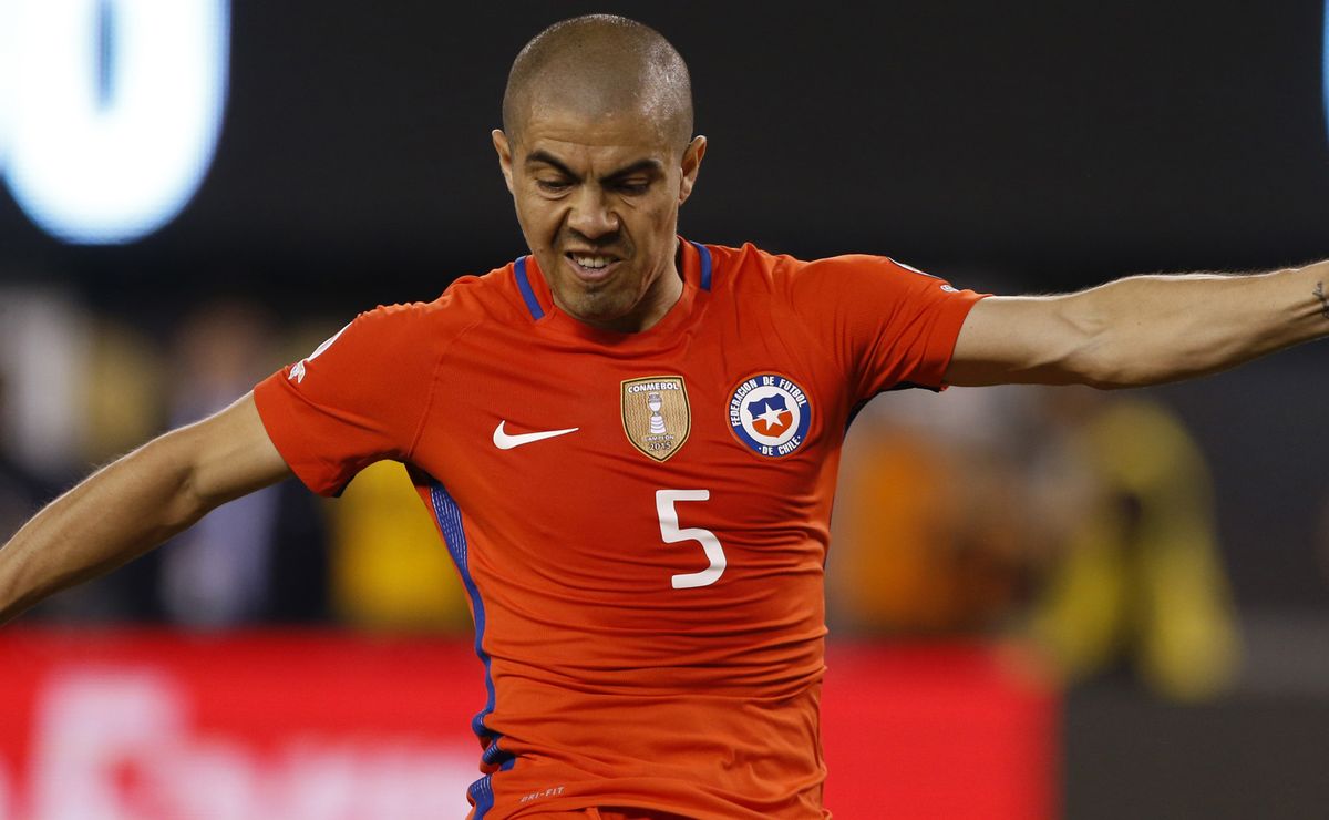 Otro campeón de América con La Roja tiene su libro: regalo de cumpleaños de su esposa