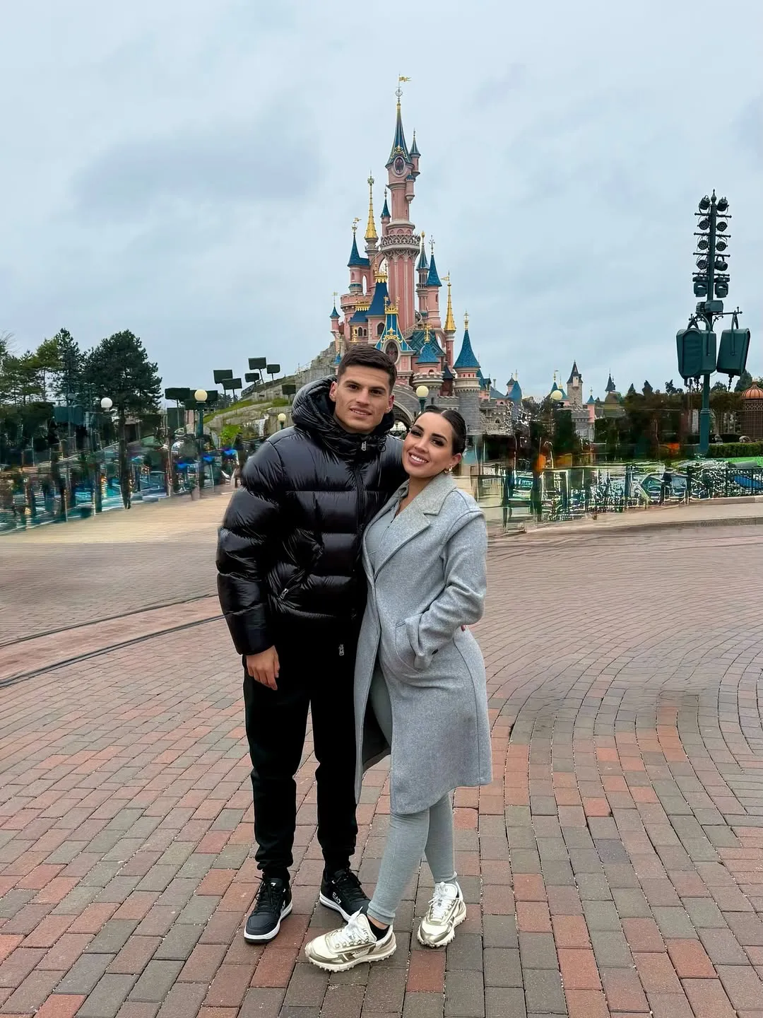Lucas Cepeda en Eurodisney junto a su pareja
