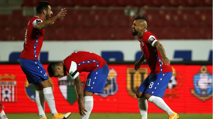Mauricio Isla jugando por la selección chilena.