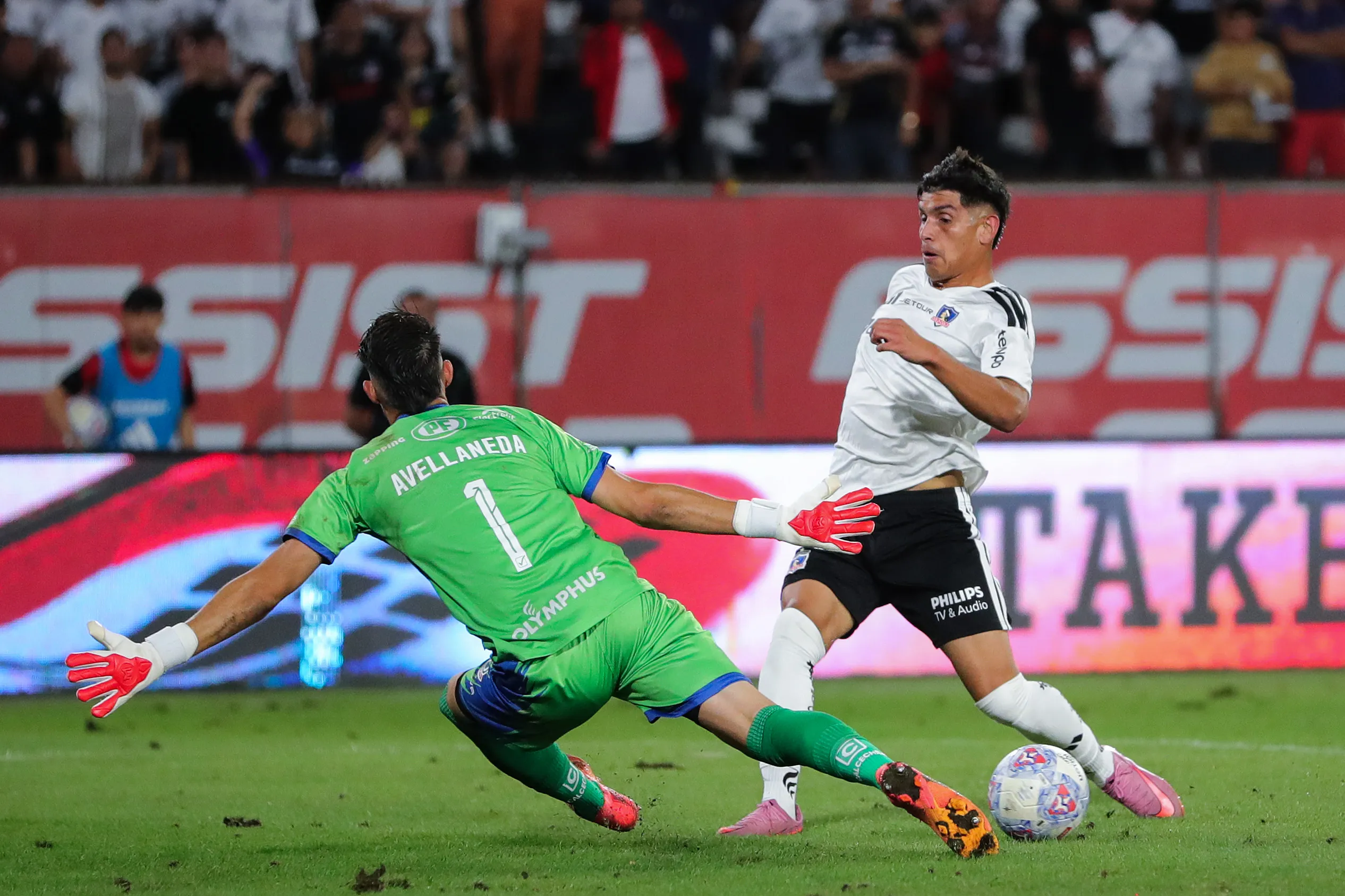 Yastin Cuevas tuvo la claridad suficiente para habilitar a Maxi Romero y propiciar el gol del triunfo de Colo Colo. (Felipe Zanca/Photosport).