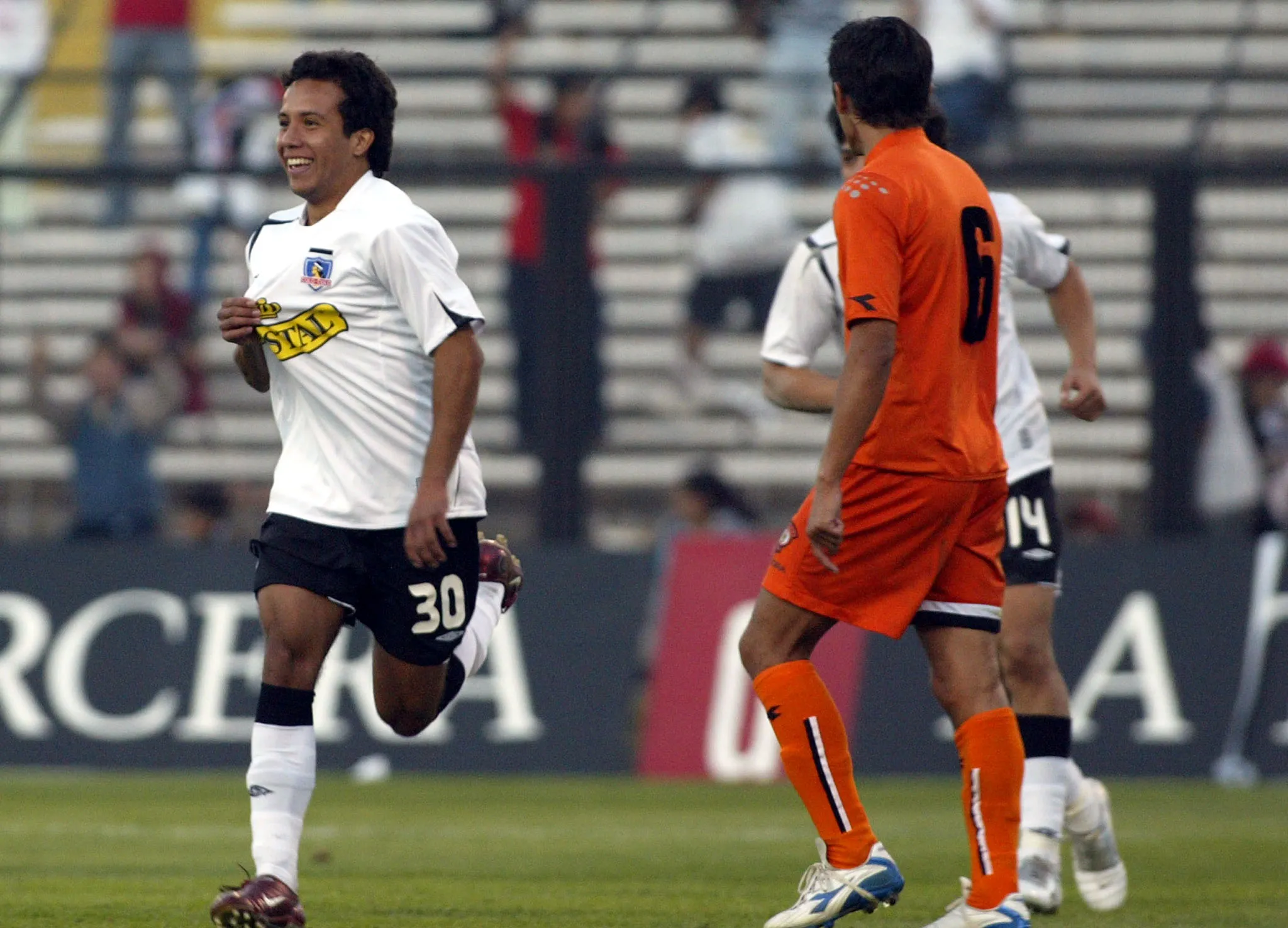 Rodrigo Tapia festeja un gol que le convirtió a Cobreloa con Colo Colo. (Photosport).