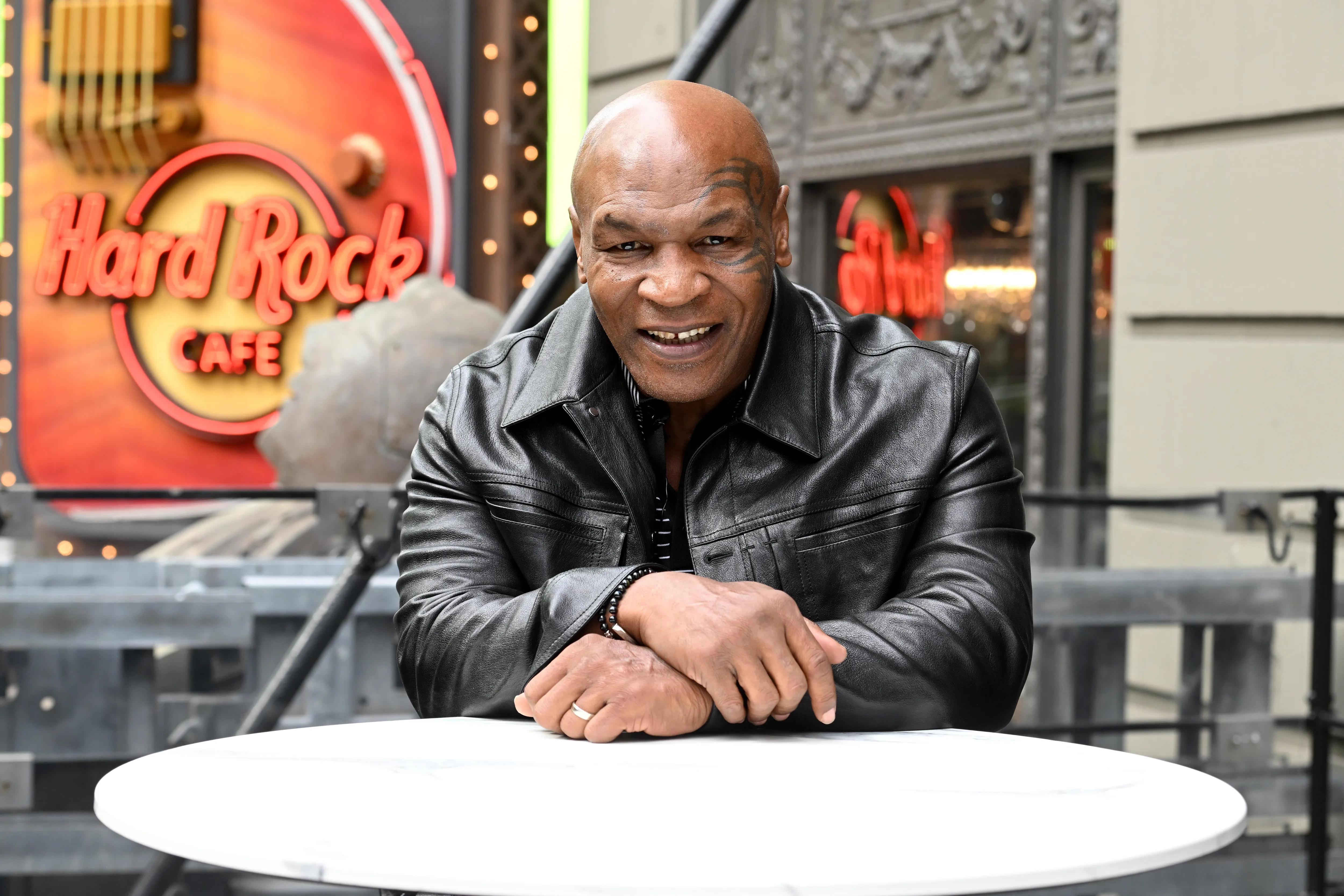 Mike Tyson volvería al ring para enfrentar a Floyd Mayweather Jr en el Congo. (Foto: Noam Galai/Getty Images for Hard Rock International)