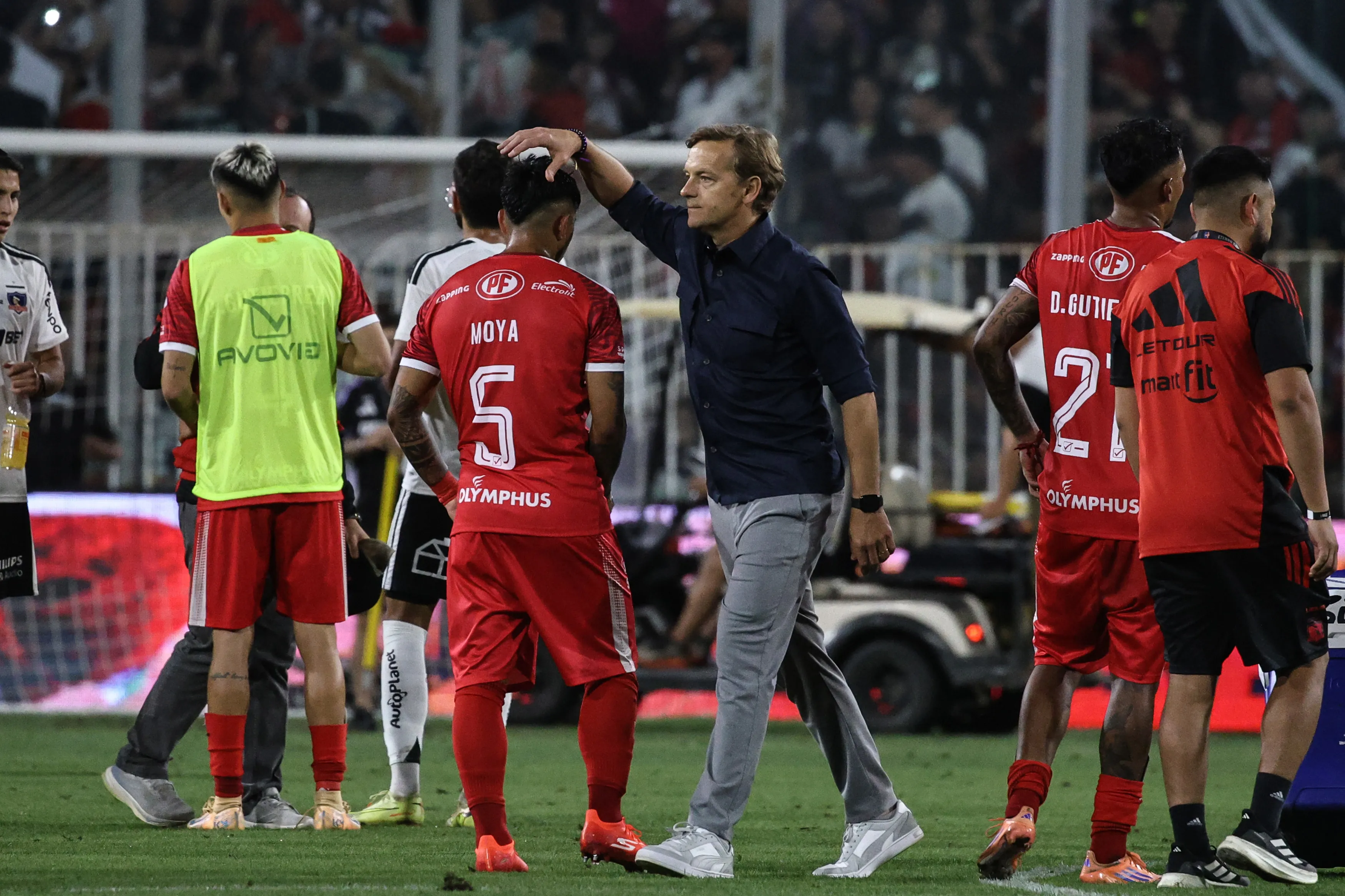 El DT de La Calera, Martín Cicotello, consuela a Camilo Moya tras perder ante Colo Colo. (Diego Martin/Photosport).
