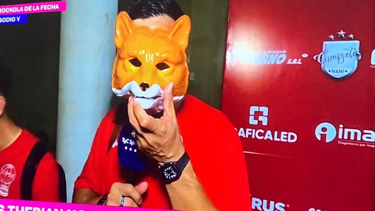 Hernán Galíndez eligió la máscara de zorra en la entrevista.