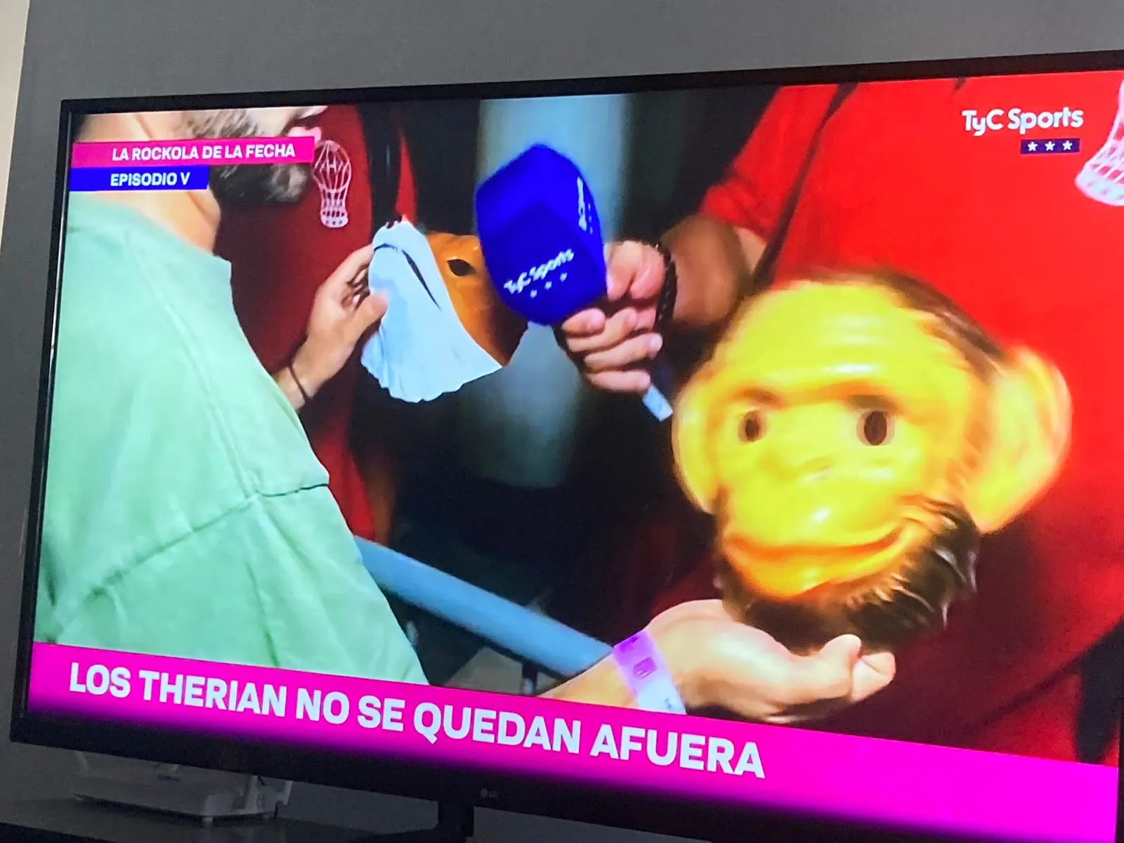 También le ofrecieron una máscara de un mono a Hernán Galíndez.