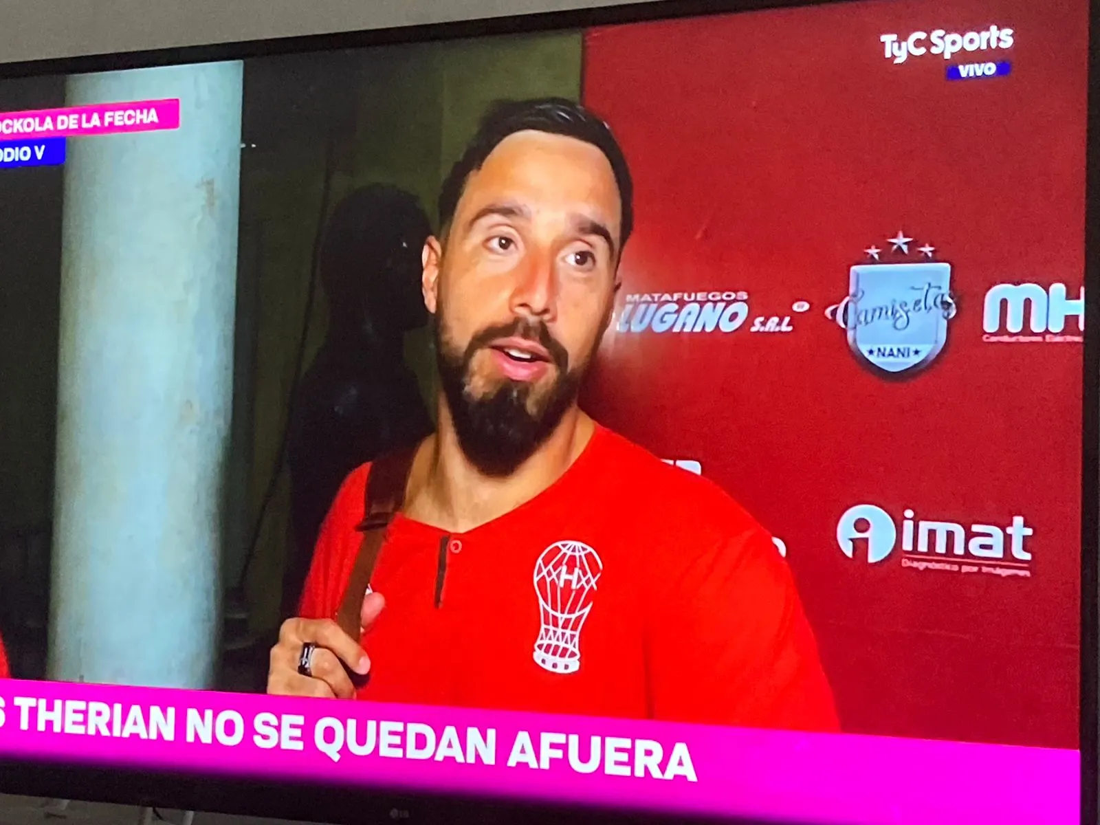 El portero de Huracán trató de arrancar de las preguntas pero finalmente se sumó. Foto: TyC Sports.