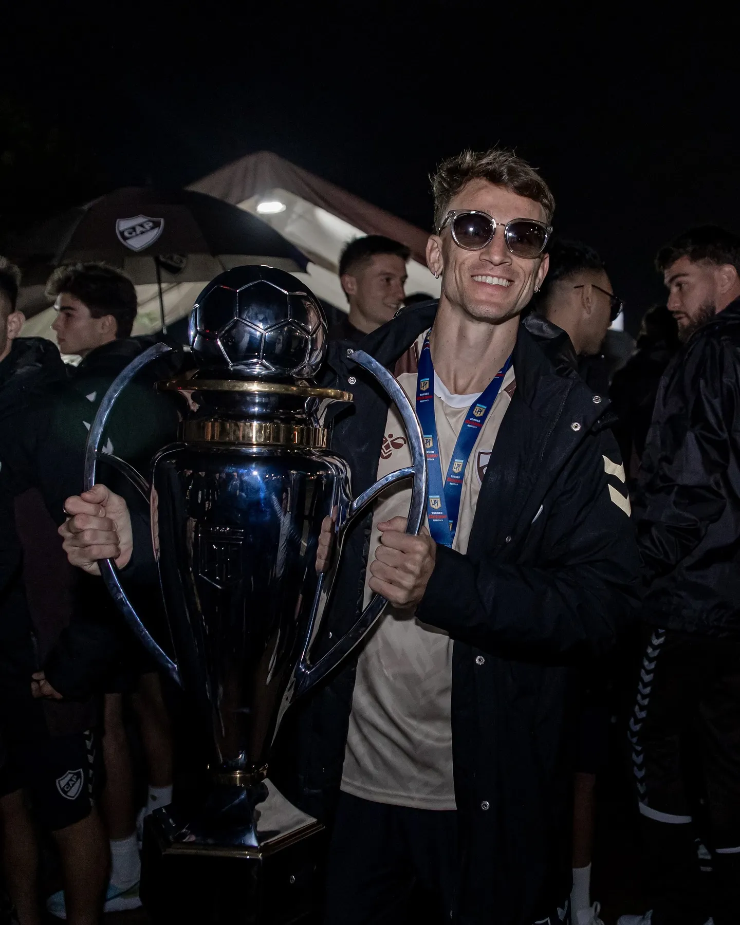 Mainero con la copa en Argentina tras hacer historia.