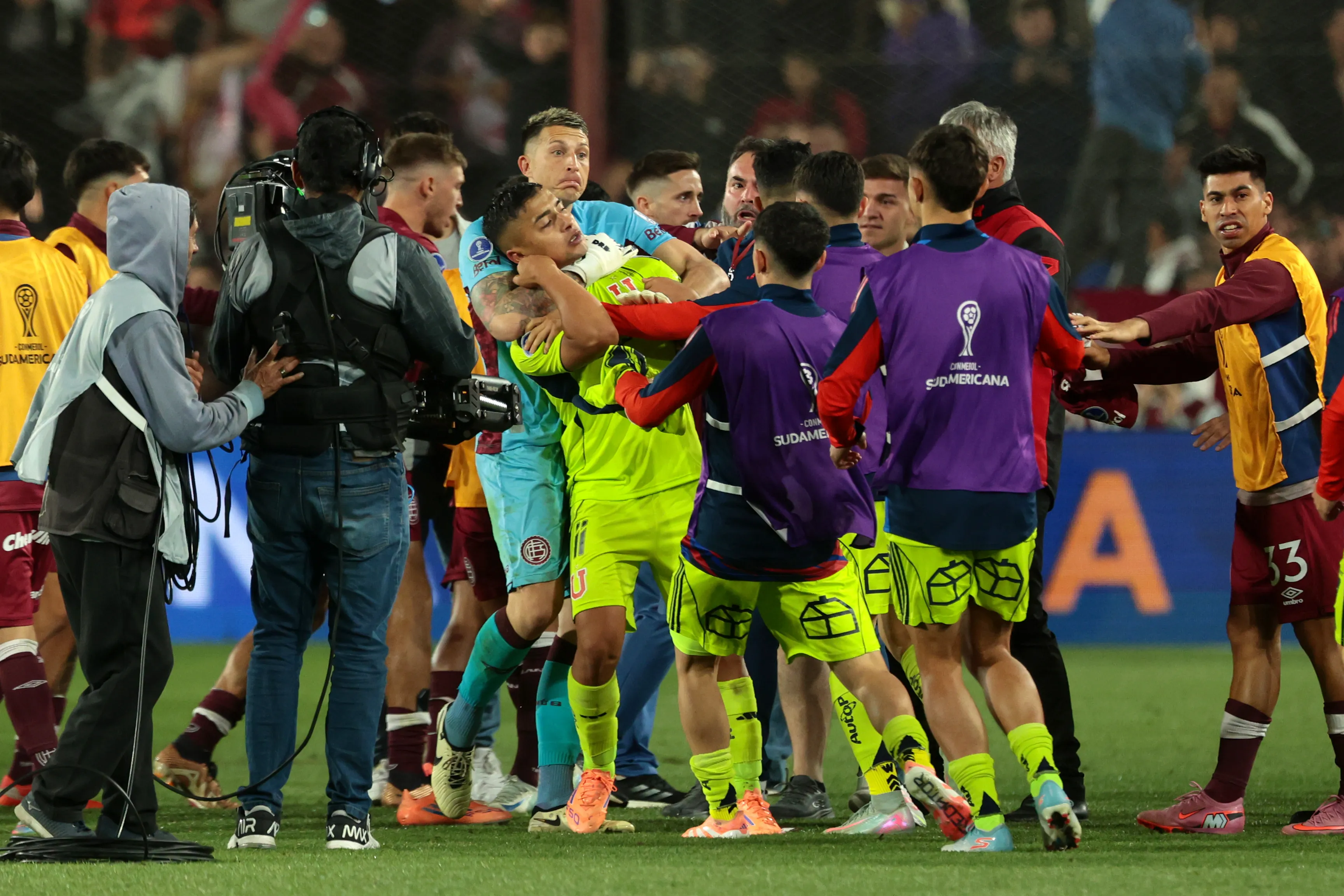El polémico partido en Argentina le pasa la cuenta a la U. Foto: Javier Vergara/Photosport
