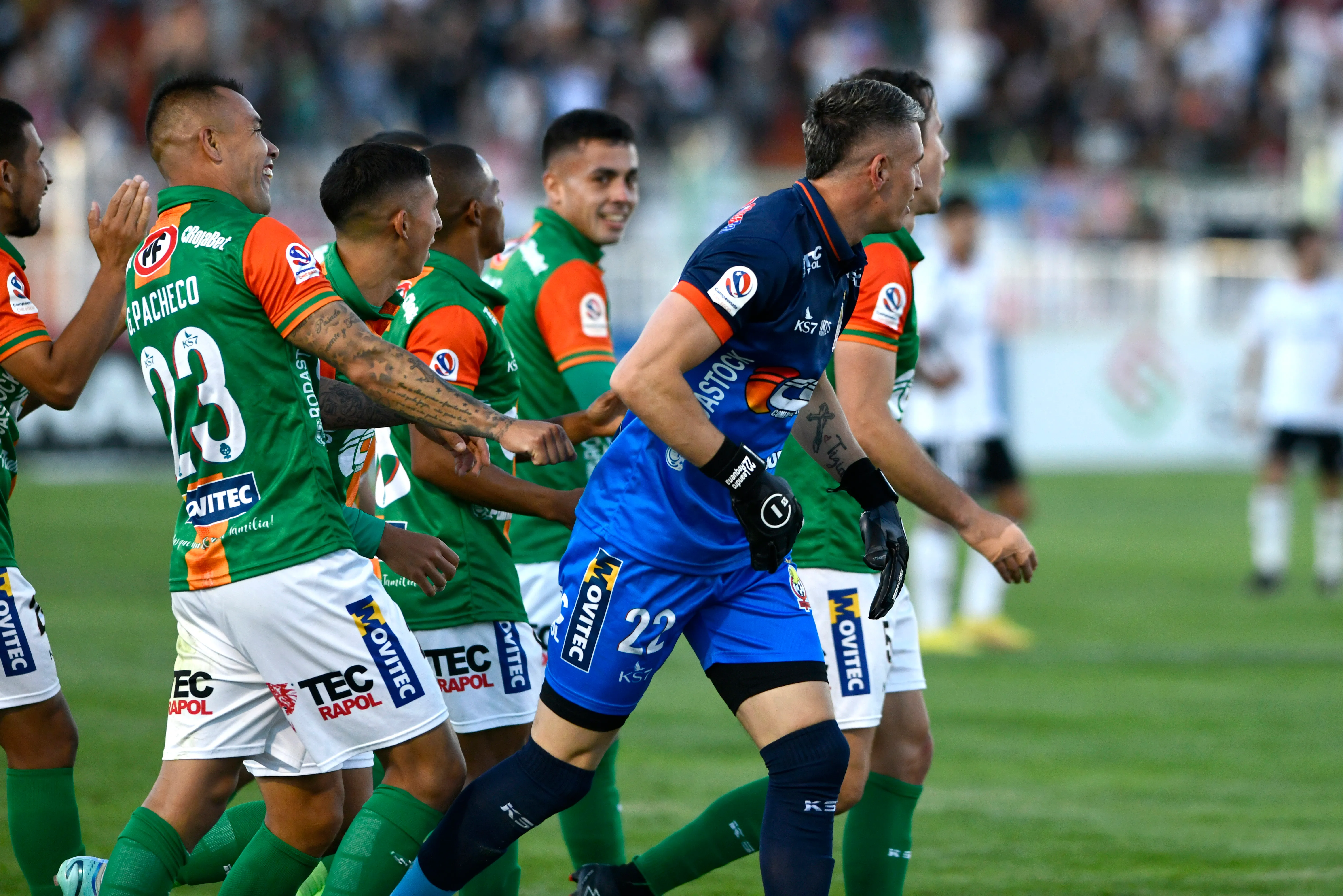 La celebración cobresalina con el ‘goleador’ Leandro Requena. (Alejandro Pizarro Ubilla/Photosport).