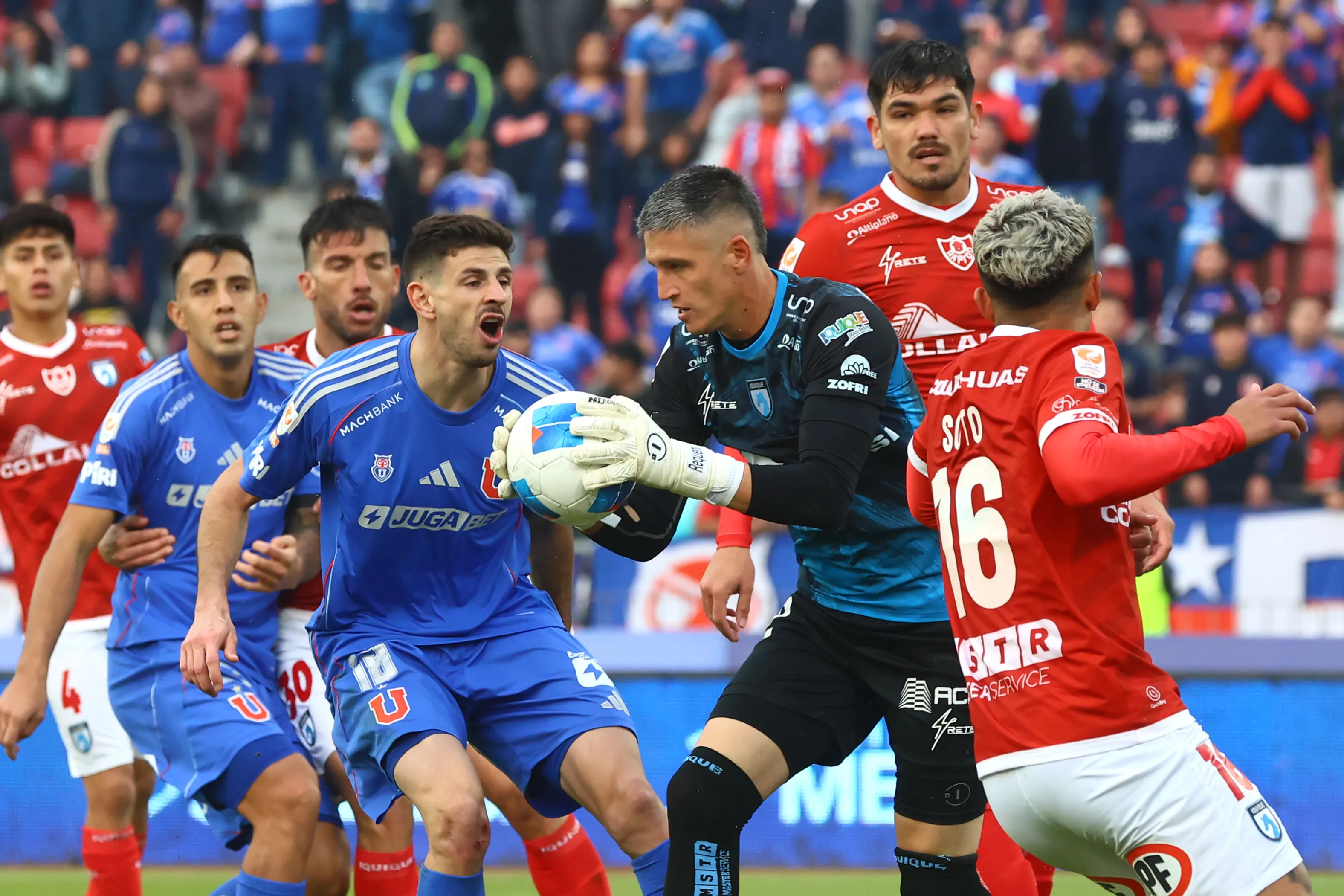 Leandro Requena en acción por Iquique ante la U de Chile. (Jonnathan Oyarzun/Photosport).