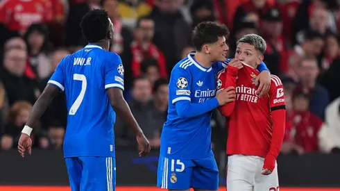El jugador argentino hablando con la boca tapada.