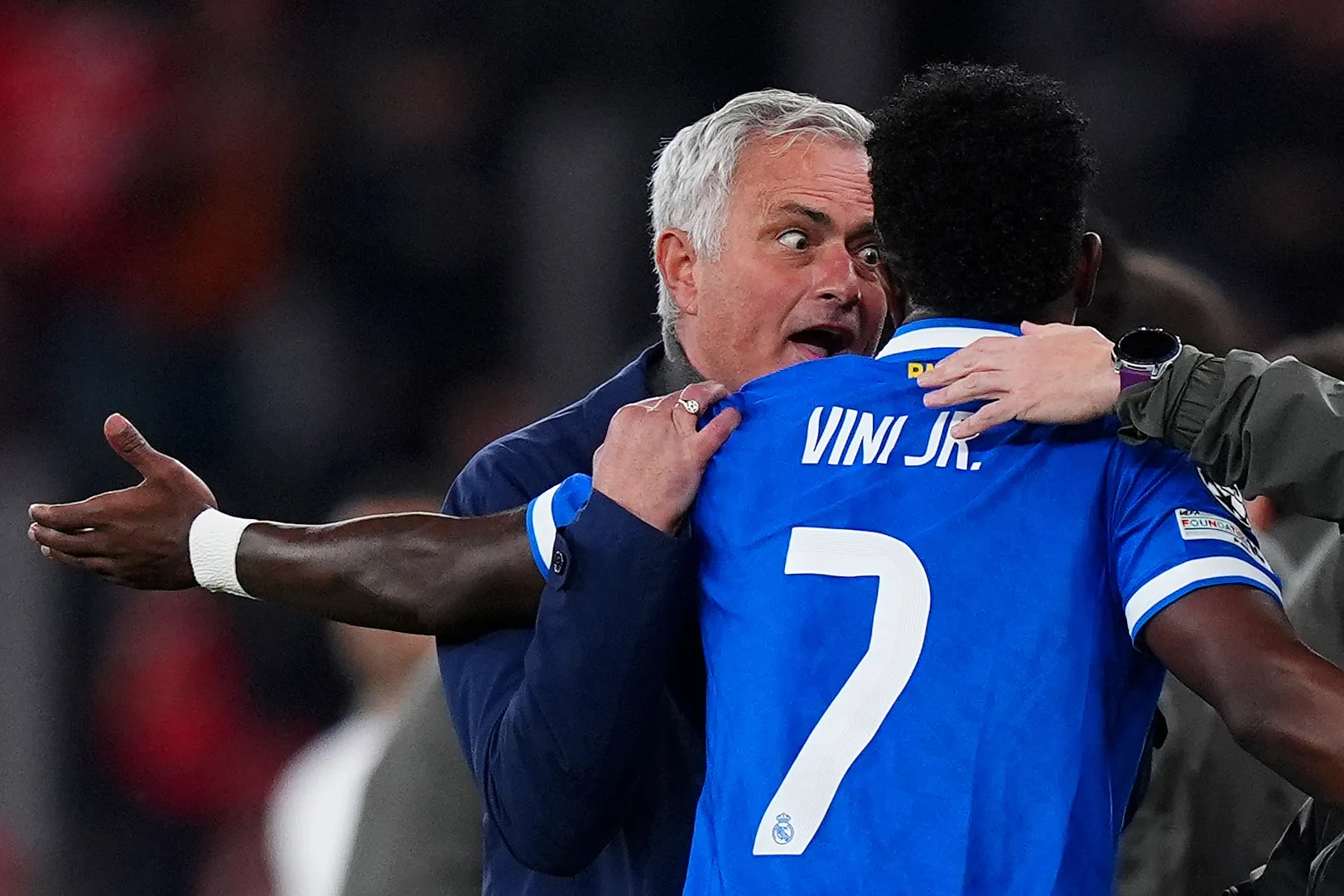 Mourinho tuvo un diálogo con Vini, pero también con Prestianni. (Angel Martinez/Getty Images).
