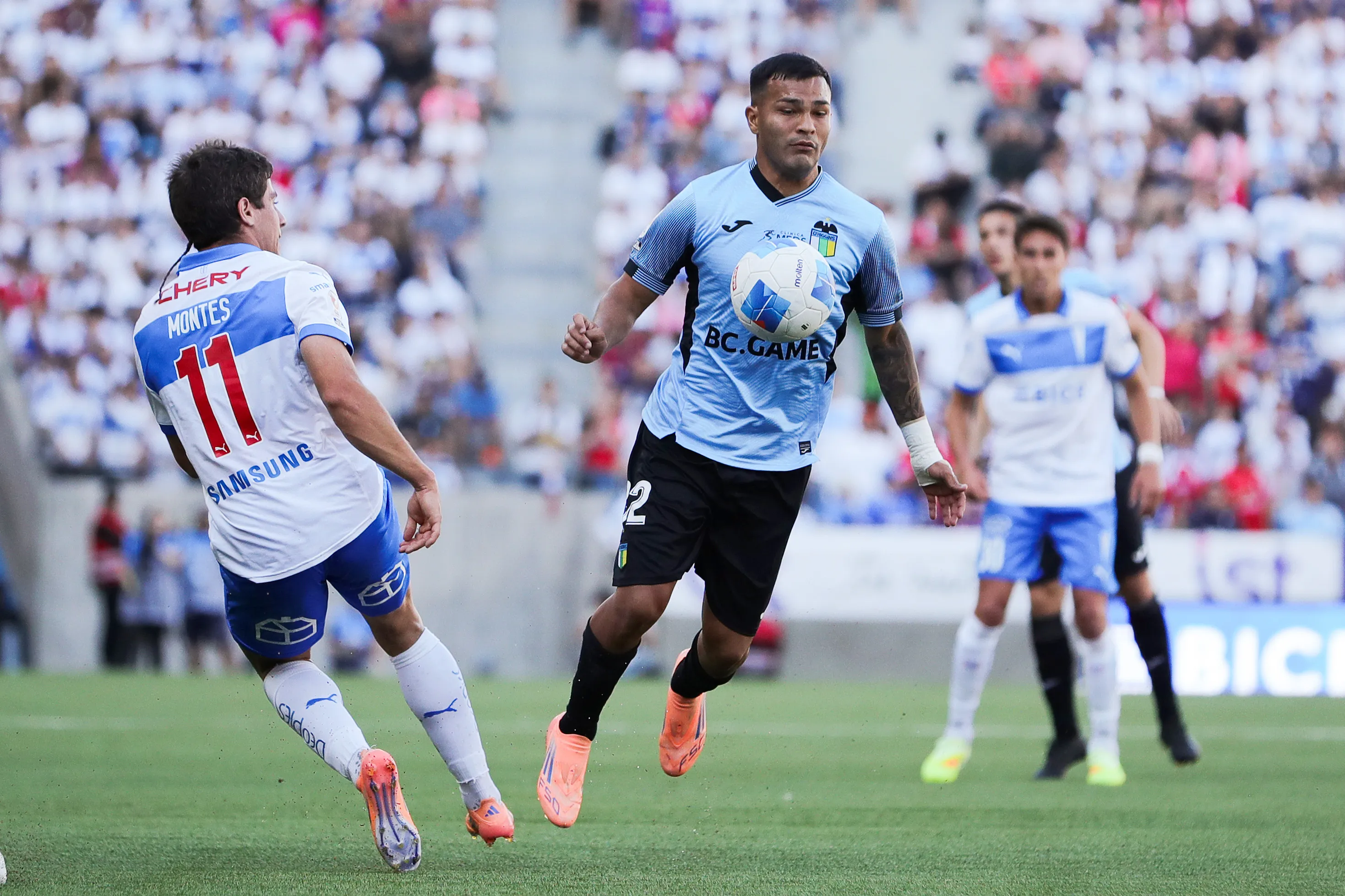 Matías Lugo en acción ante Universidad Católica en el Claro Arena. (Felipe Zanca/Photosport)
