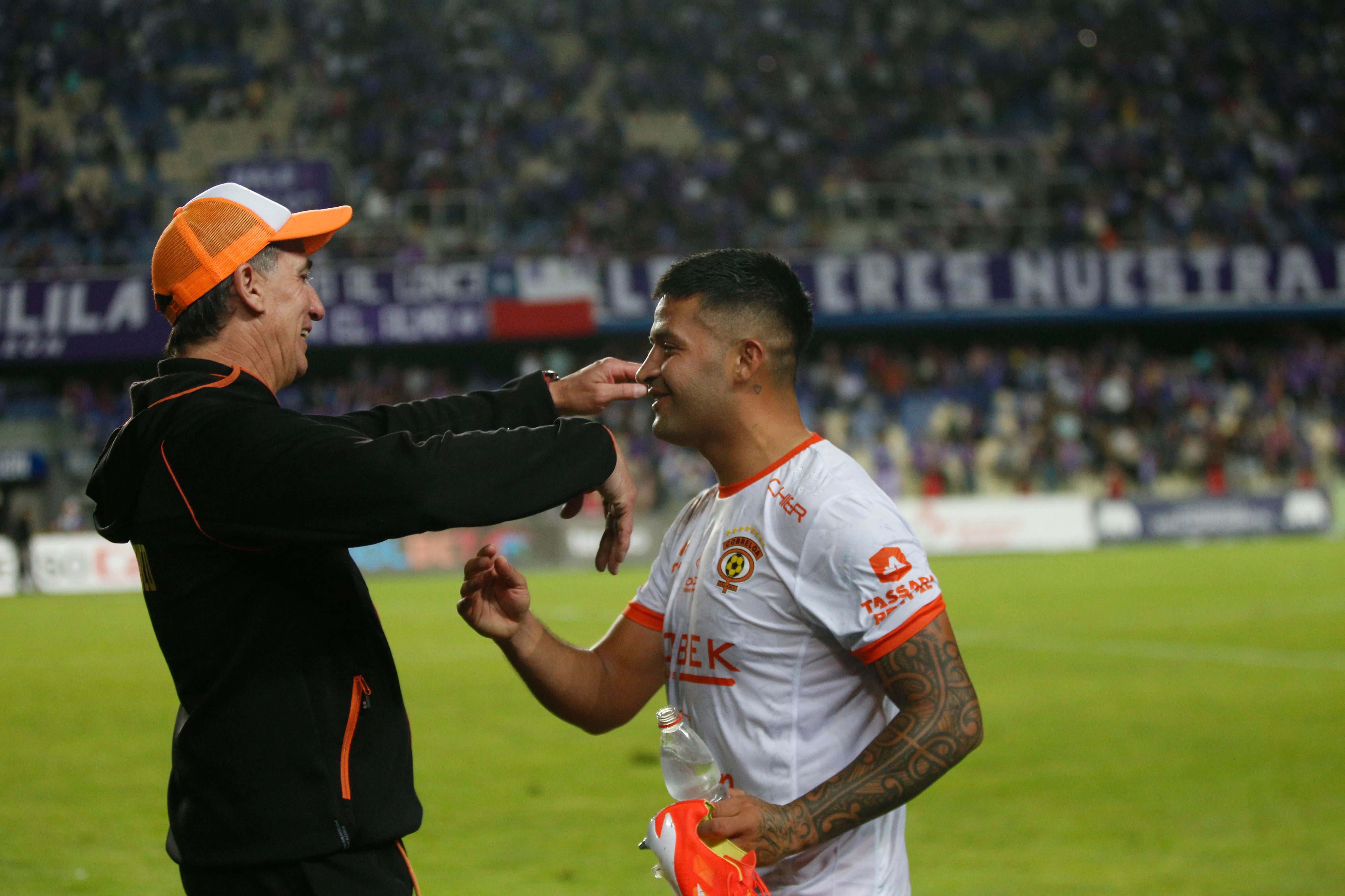 César Bravo festeja junto a Iván Ledezma, quien se sumó a Deportes Copiapó. (Marco Vázquez/Photosport).