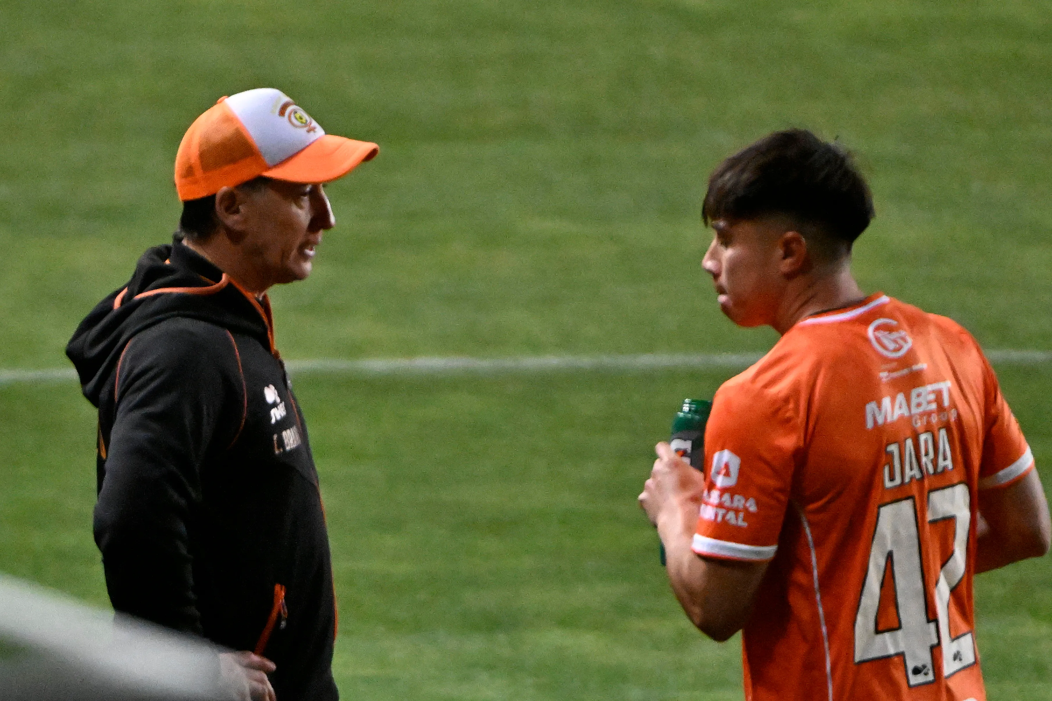 César Bravo y Aldrix Jara, quien dejó Cobreloa para ir a Deportes Concepción. (Pedro Tapia/Photosport).