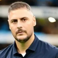 ¡Sorpresón! DT griego que dejó General Velásquez negocia con otro club chileno