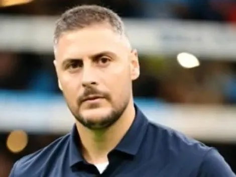 ¡Sorpresón! DT griego que dejó General Velásquez negocia con otro club chileno