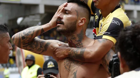 Mauricio Pinilla la pasa muy mal.
