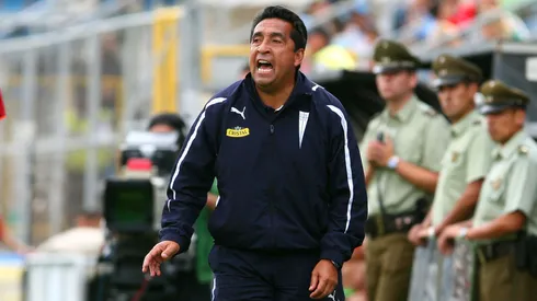 Lepe defiende a Zampedri del Rafa Olarra.