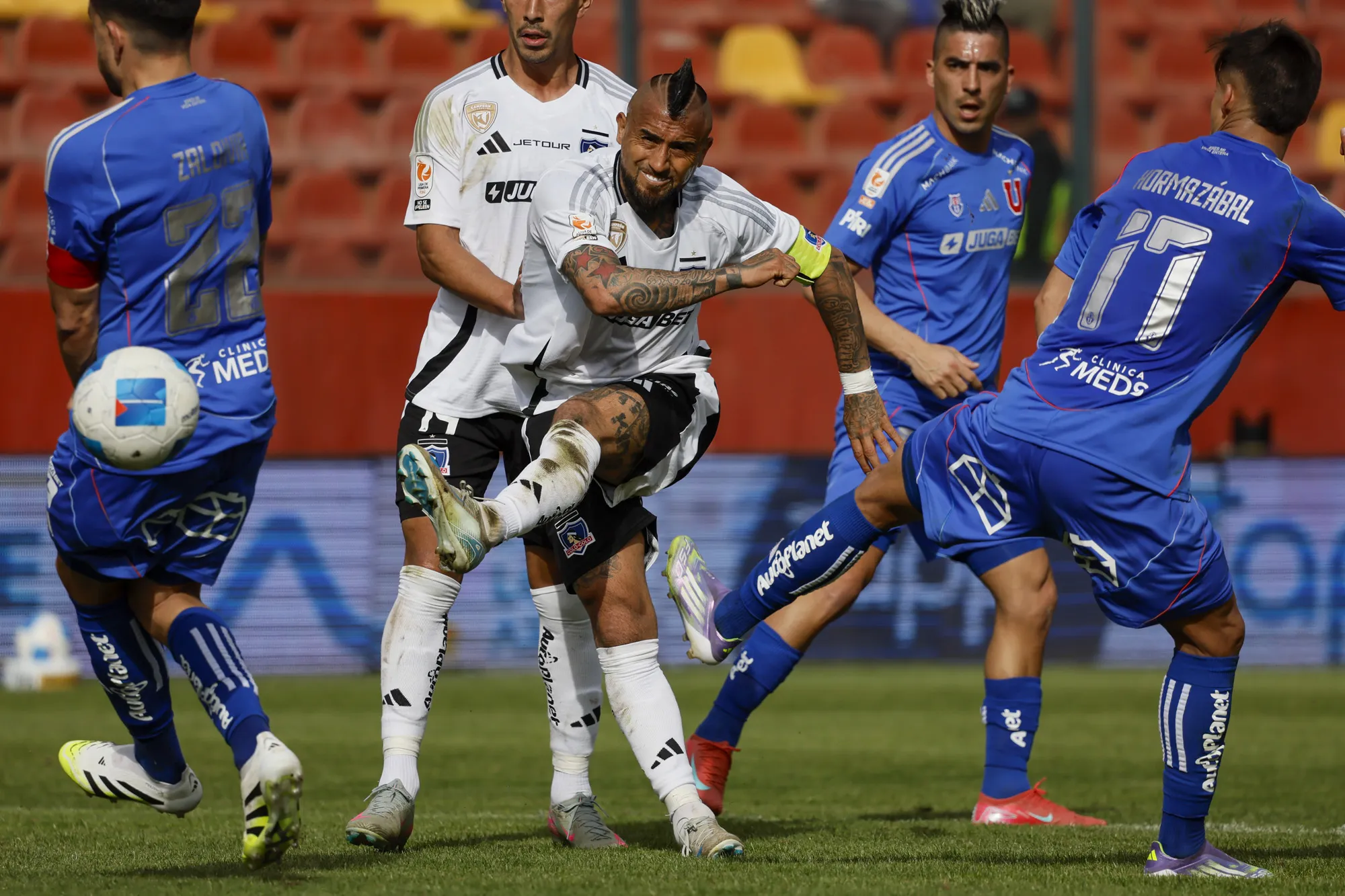 Vidal le exige a Colo Colo una cancha impecable para el Superclásico contra la U.
