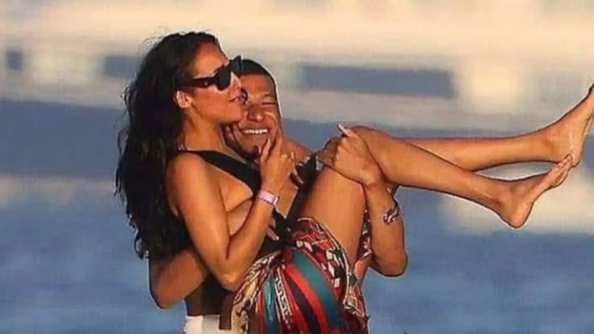 Mbappé en el 2022 junto a Inés Rau