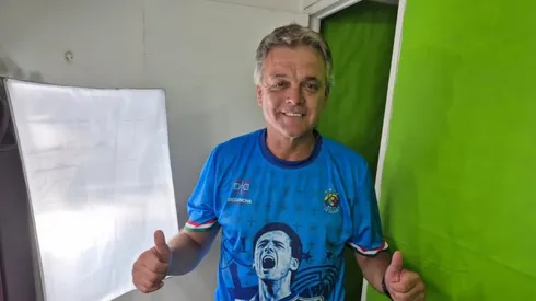 Zunino modela las camisetas que se regalarán