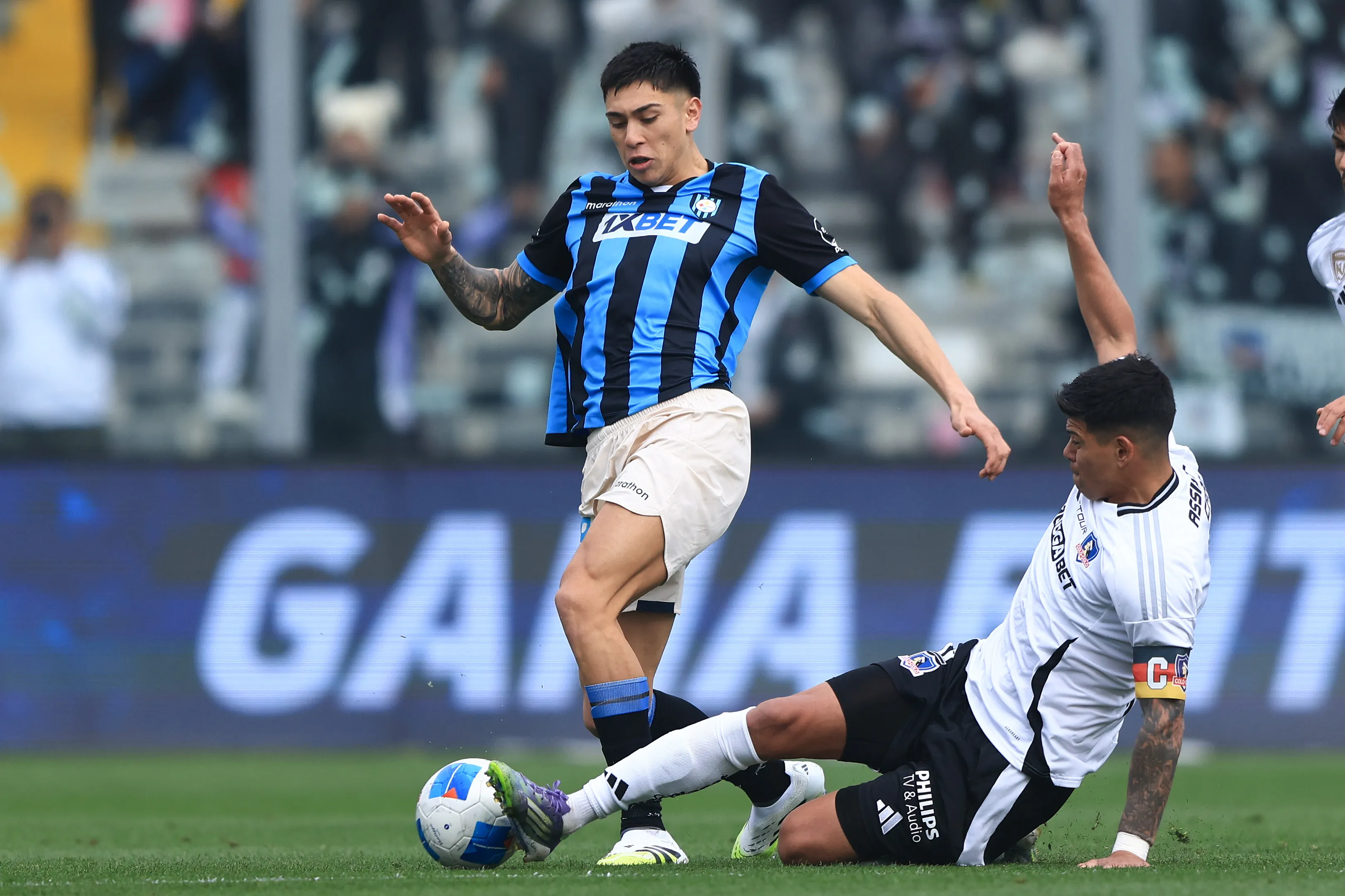 Maxi Gutiérrez en acción por Huachipato ante Colo Colo en 2025. (Felipe Zanca/Photosport).
