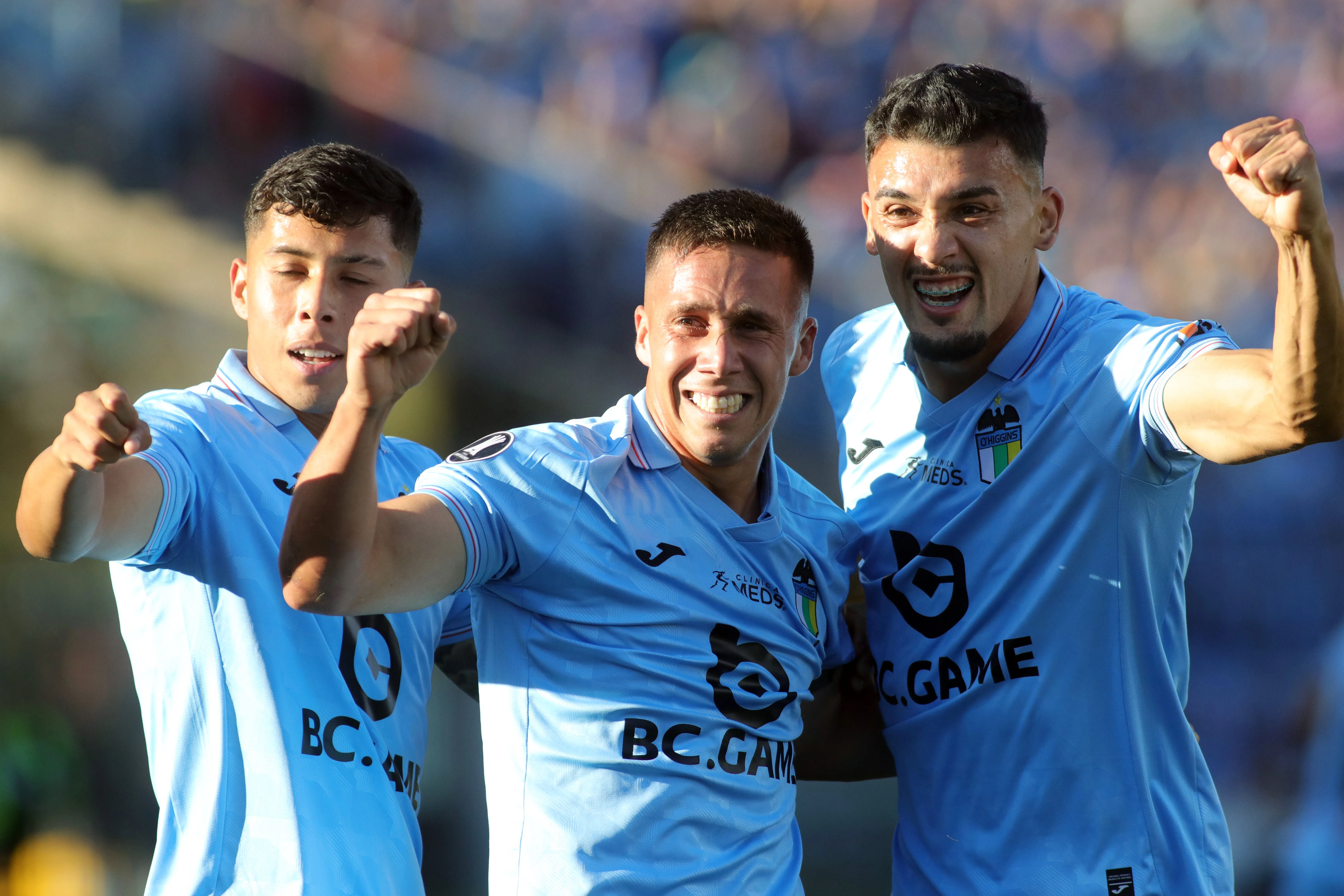 Felipe Faúndez, Francisco González y Arnaldo Castillo celebran el golazo ante Bahía. (Jorge Loyola/Photosport).