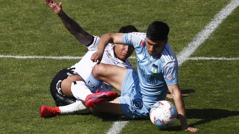 Bryan Soto en su paso por Colo Colo disputando el balón con Tomas Alarcón de O'higgins el 2020.