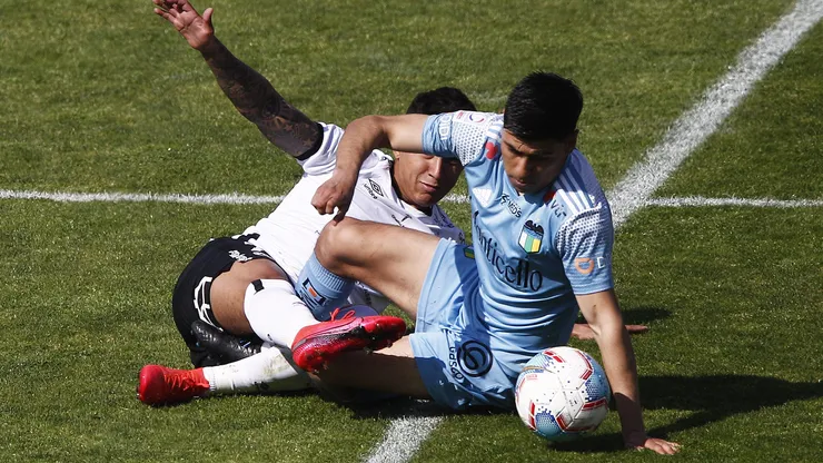Bryan Soto en su paso por Colo Colo disputando el balón con Tomas Alarcón de O'higgins el 2020.