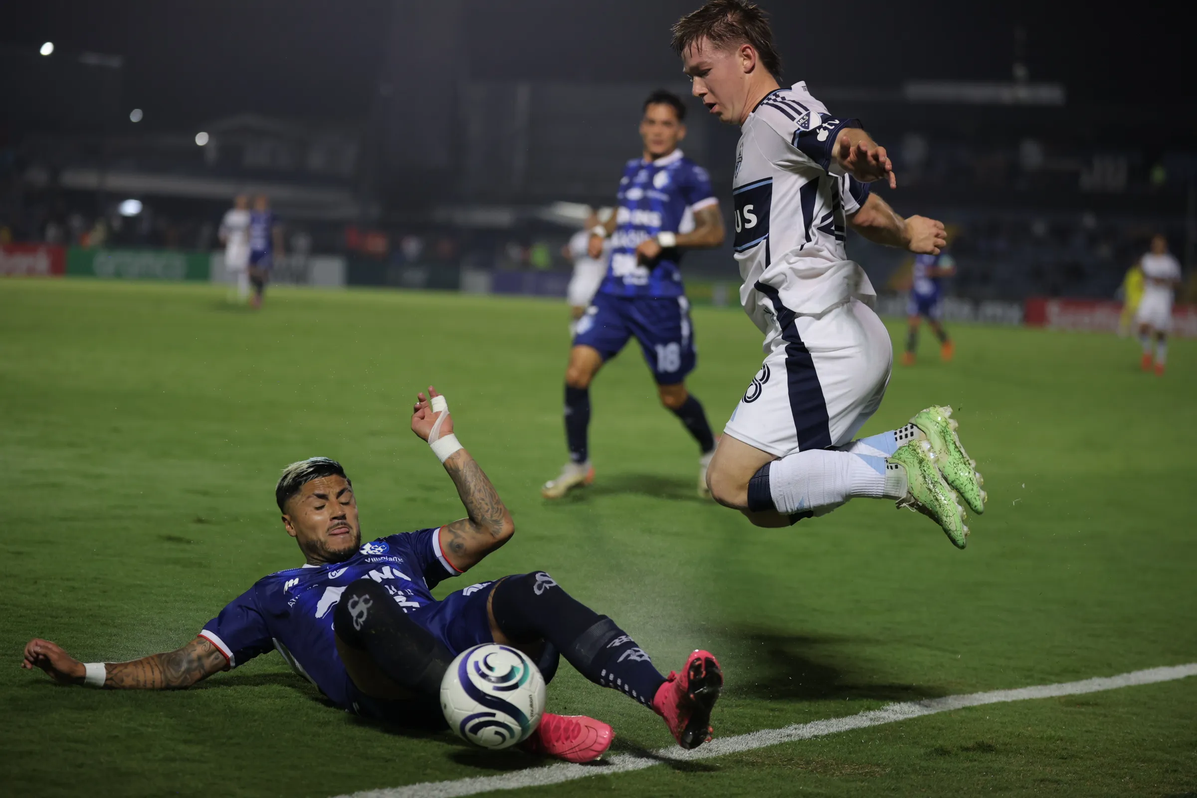 Juan Carlos Gaete en acción con Cartaginés (Concacaf)