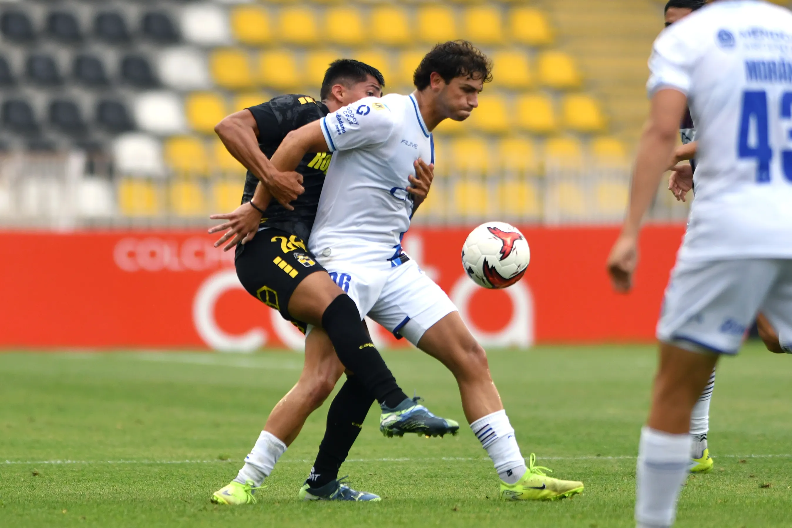 Daniel Barrea lucha un balón en el amistoso ante los Piratas. (Alejandro Pizarro Ubilla/Photosport).
