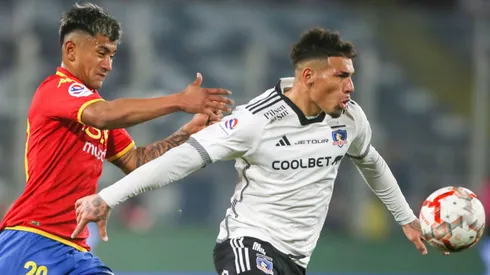 Franco Frías disputa un balón con Alan Saldivia.