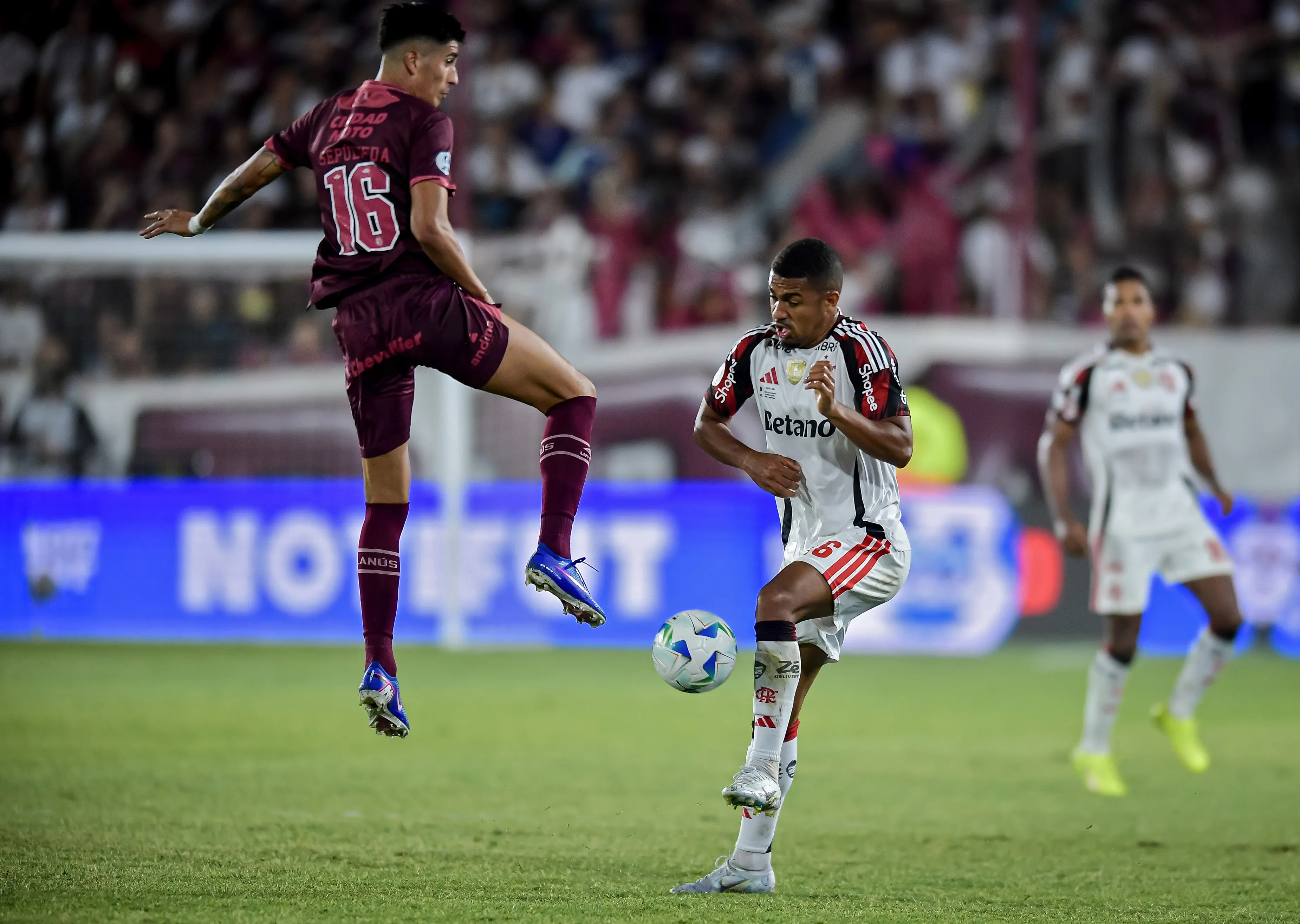 Matías Sepúlveda en la lucha ante Flamengo por la Recopa Sudamericana. (Marcelo Endelli/Getty Images).