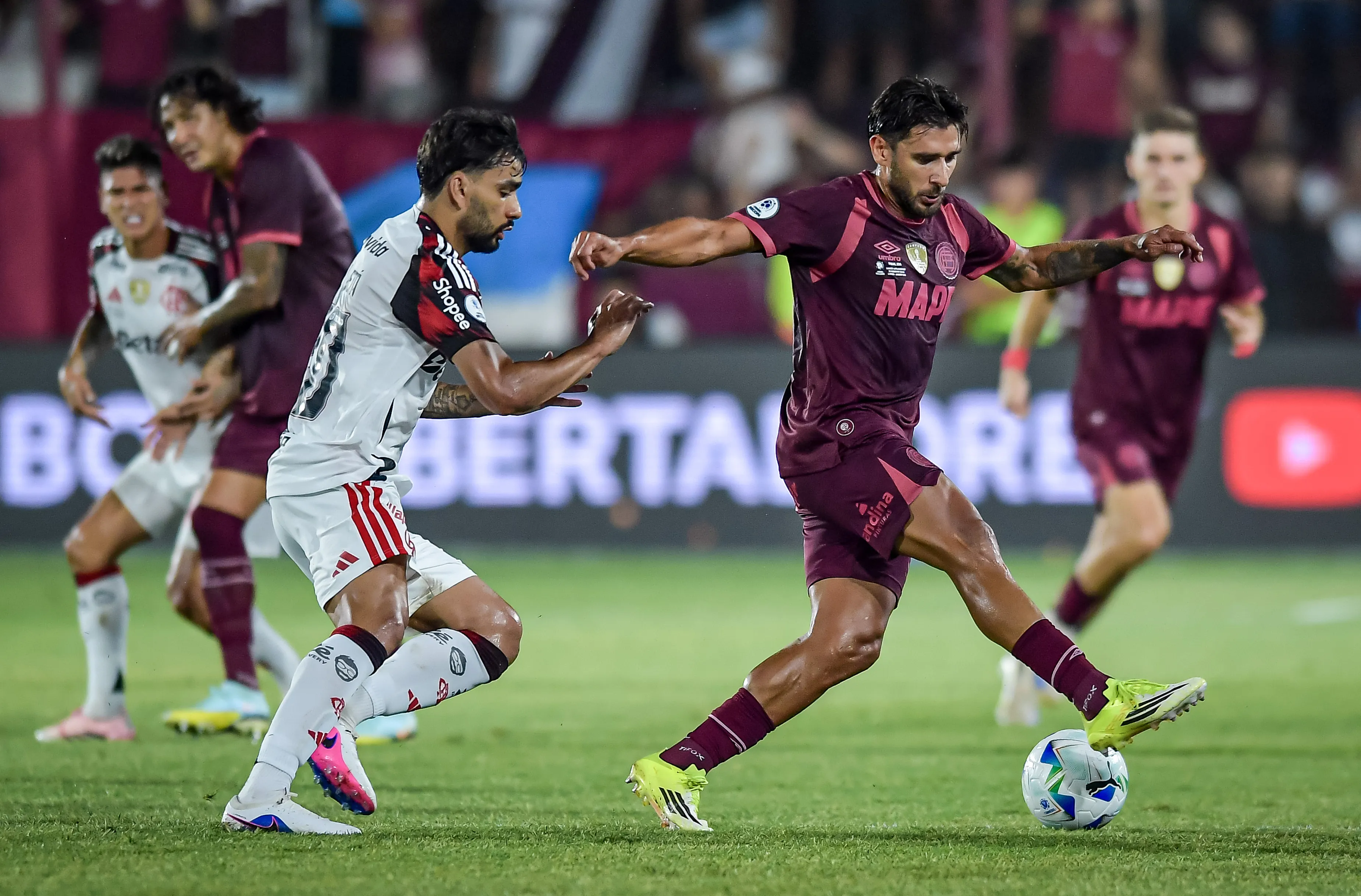 Eduardo Salvio ante Flamengo. (Marcelo Endelli/Getty Images)