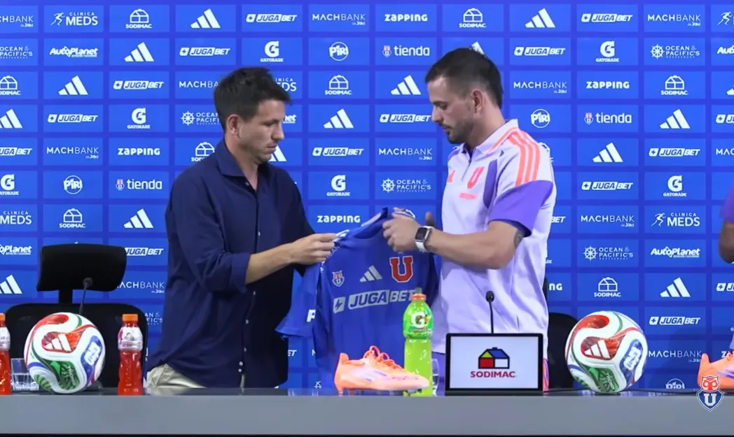 Manuel Mayo presenta a Octavio Rivero en la U. (Captura YouTube).