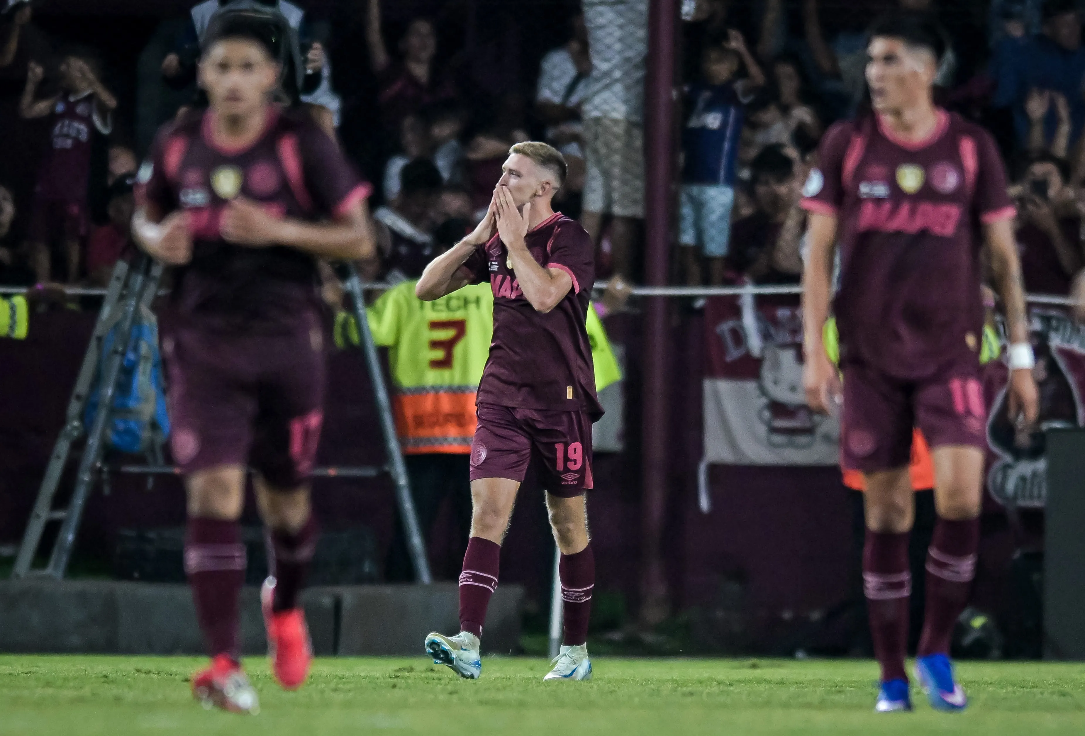 Rodrigo Castillo celebró así ante el Mengao. (Marcelo Endelli/Getty Images).