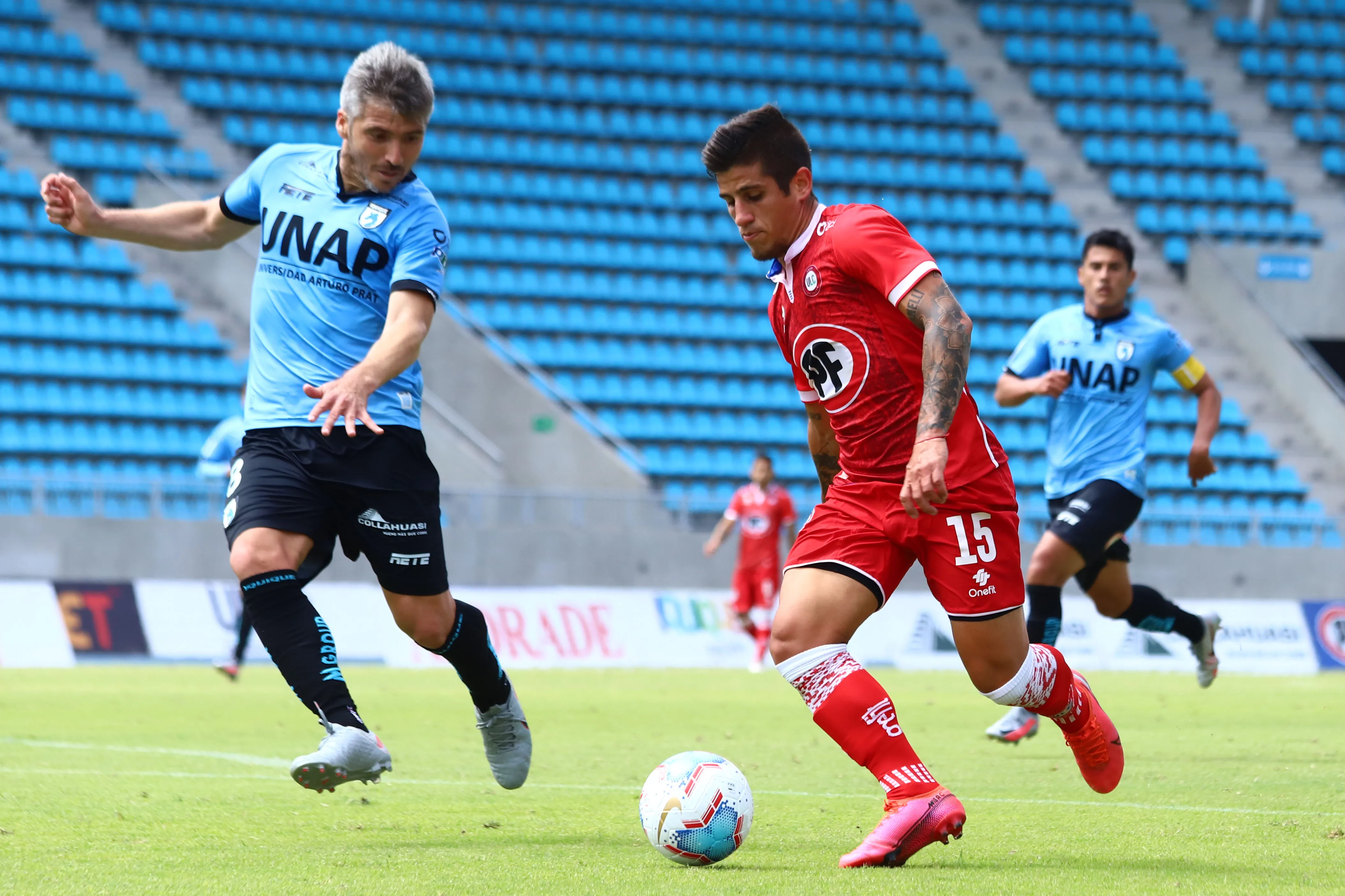 Stefanelli enfrenta a Mauricio Zenteno en Deportes Iquique con los caleranos. (Ignacio Muñoz/Photosport).