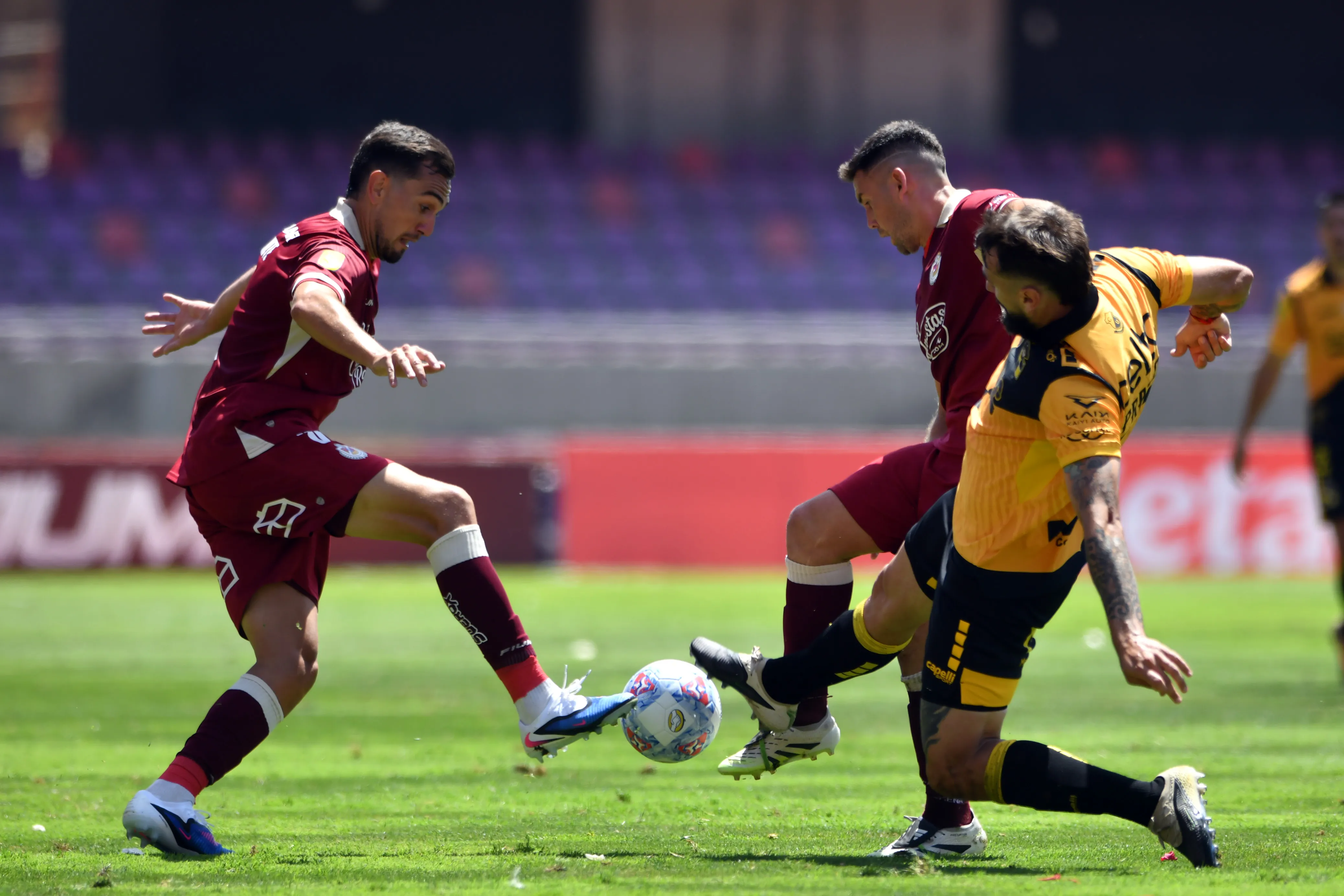 Gonzalo Escalante en acción durante el clásico frente a Coquimbo Unido. (Alejandro Pizarro Ubilla/Photosport).