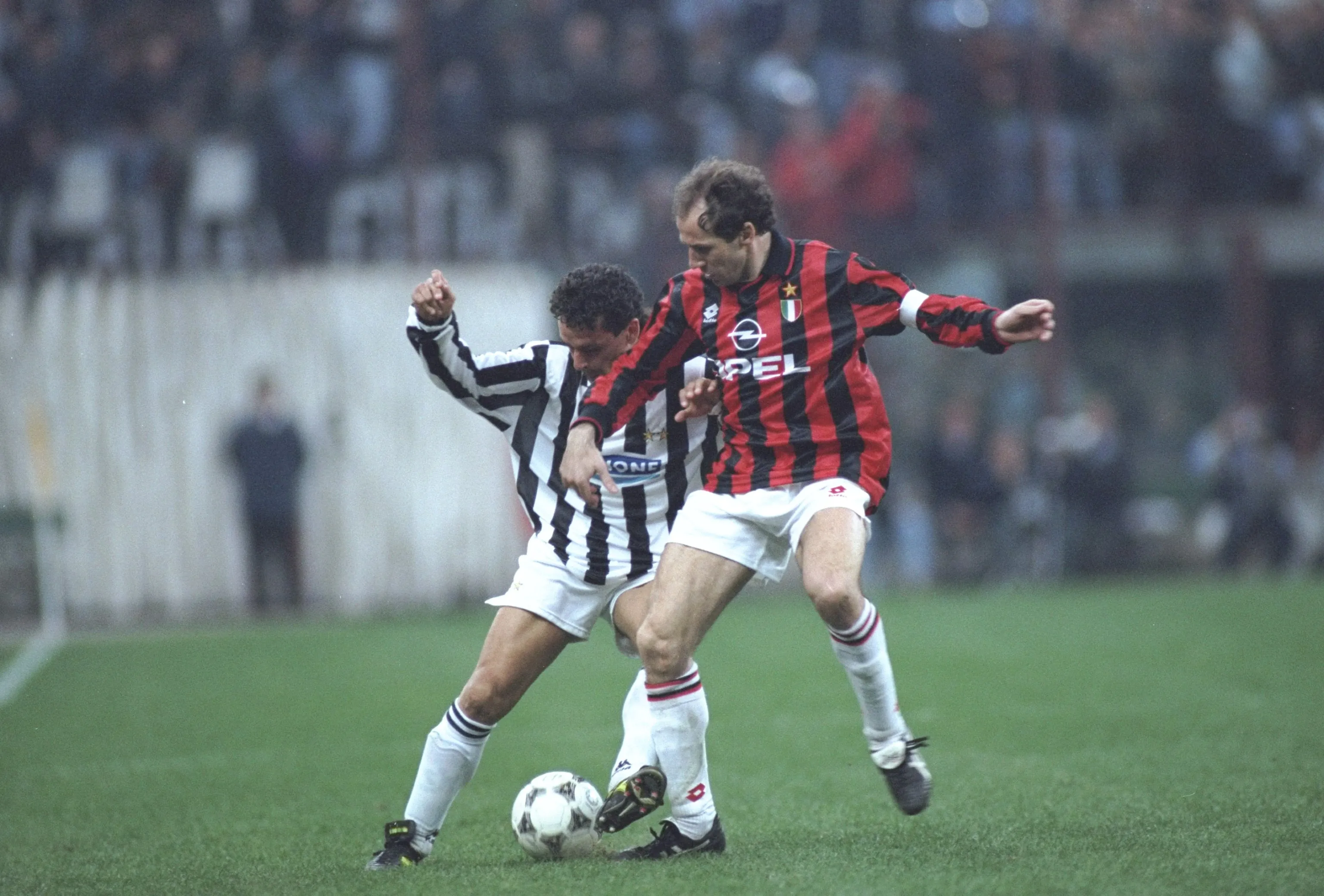 Franco Baresi en acción por el Milan ante Roberto Baggio de la Juventus. (Allsport UK /Allsport).