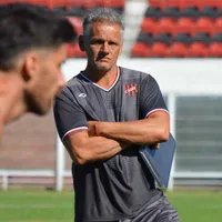 Jugó en Italia, fue bicampeón en Colo Colo y ahora dirige en tercera de Argentina